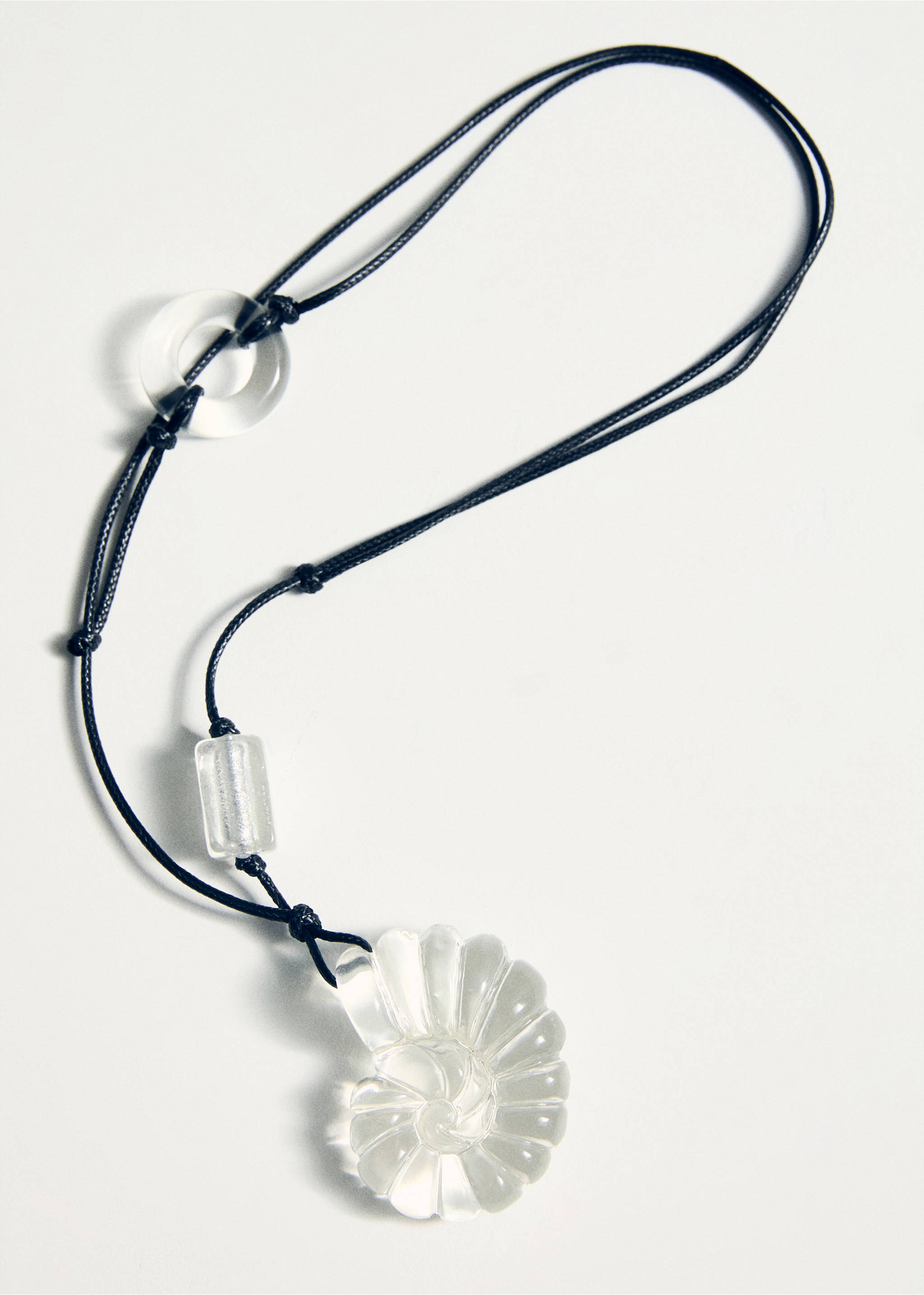 Resin shell necklace - Details of the article 5, Black. Ref: 17031147-00.