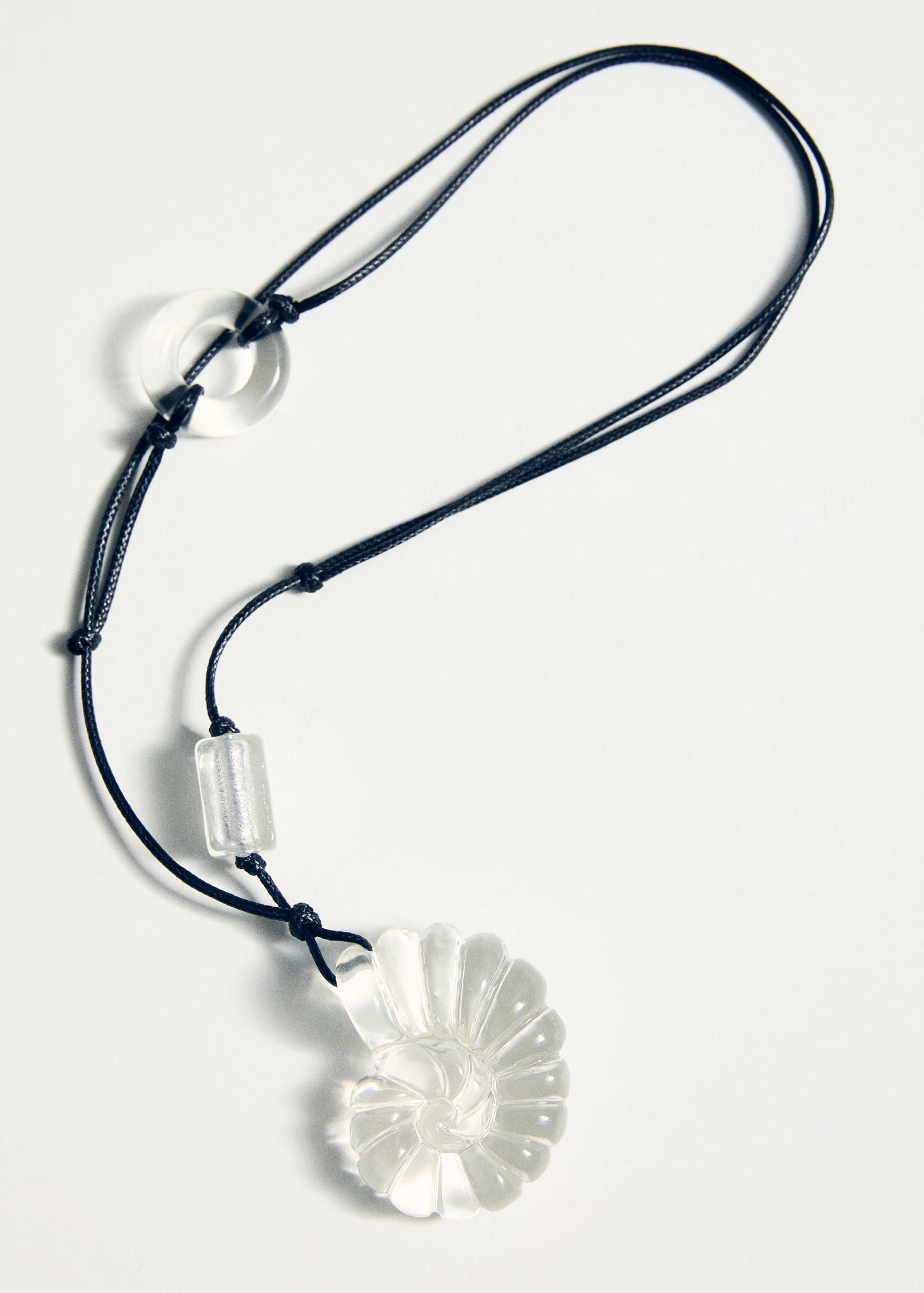 Resin shell necklace - Details of the article 5