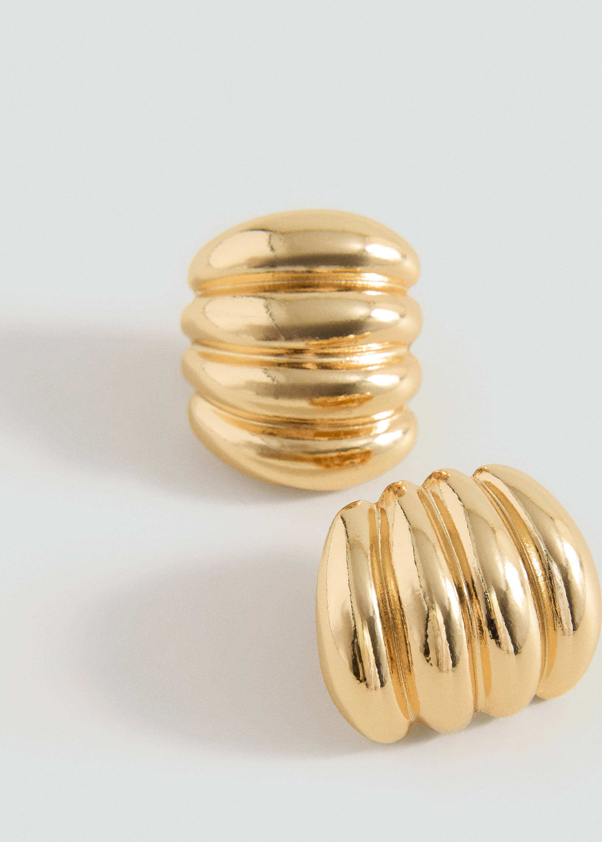 Embossed hoop earrings - Details of the article 1