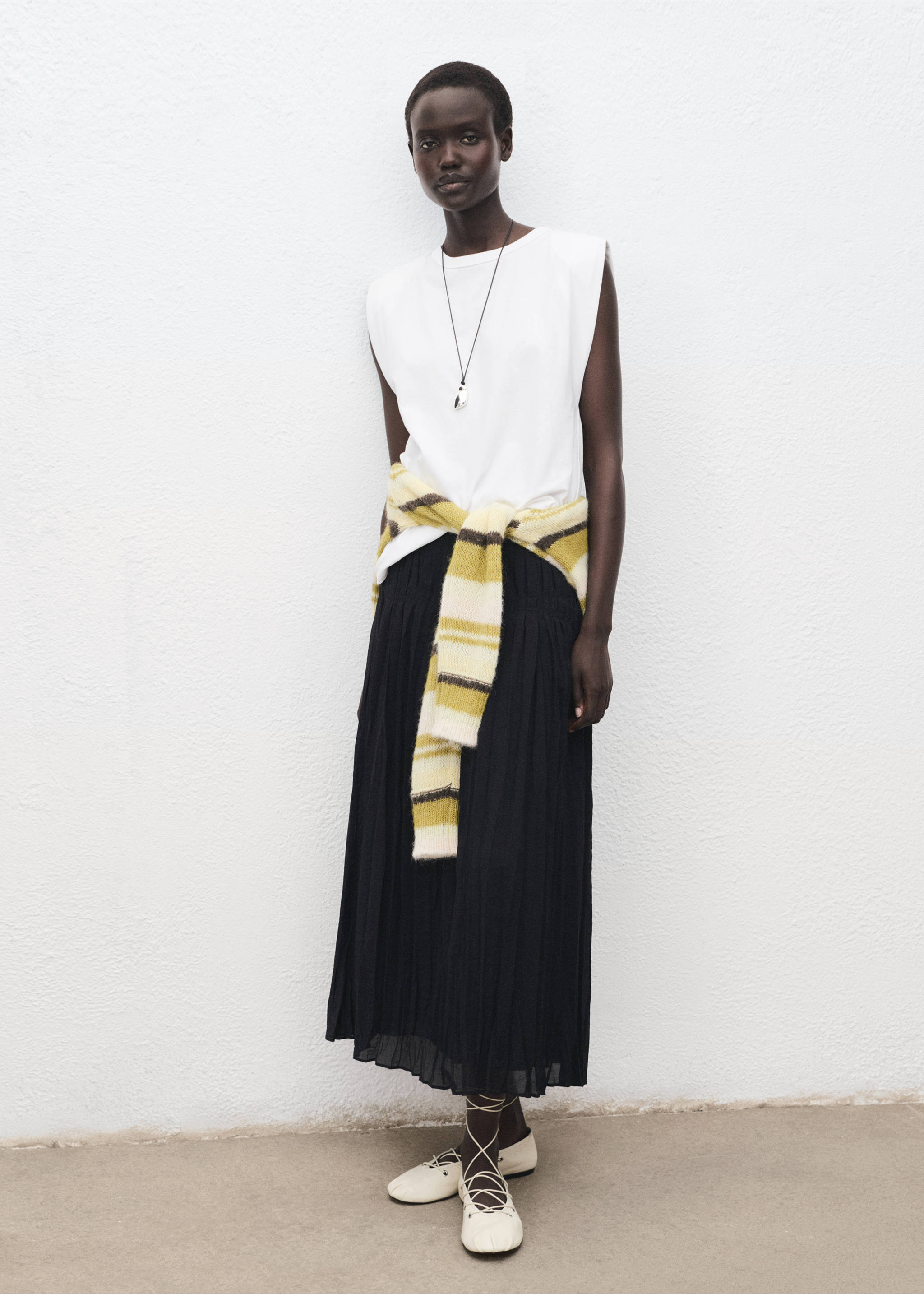 Tričko s ramenními vycpávkami a krátkým rukávem - Celkový náhled, Bílá. Ref: 17031199-00.