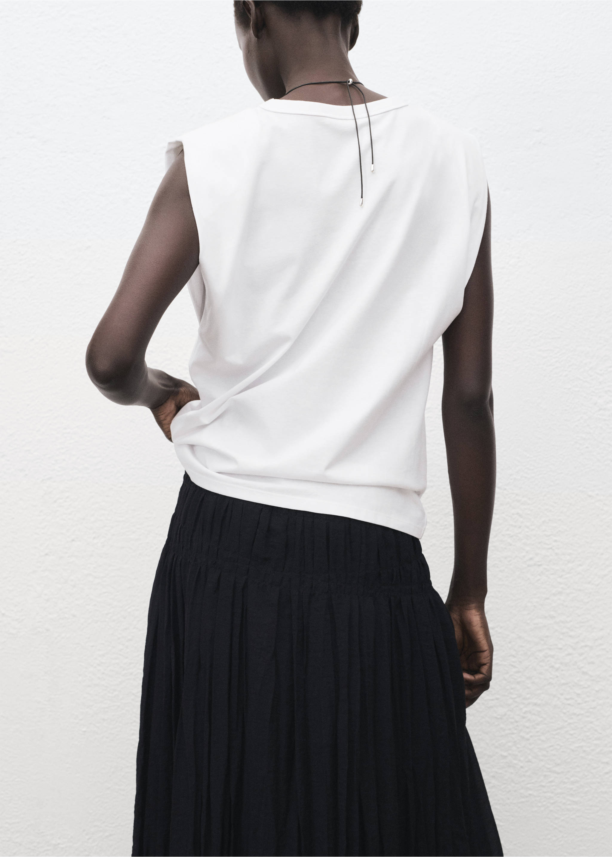 Tričko s ramenními vycpávkami a krátkým rukávem - Zadní strana zboží, Bílá. Ref: 17031199-00.