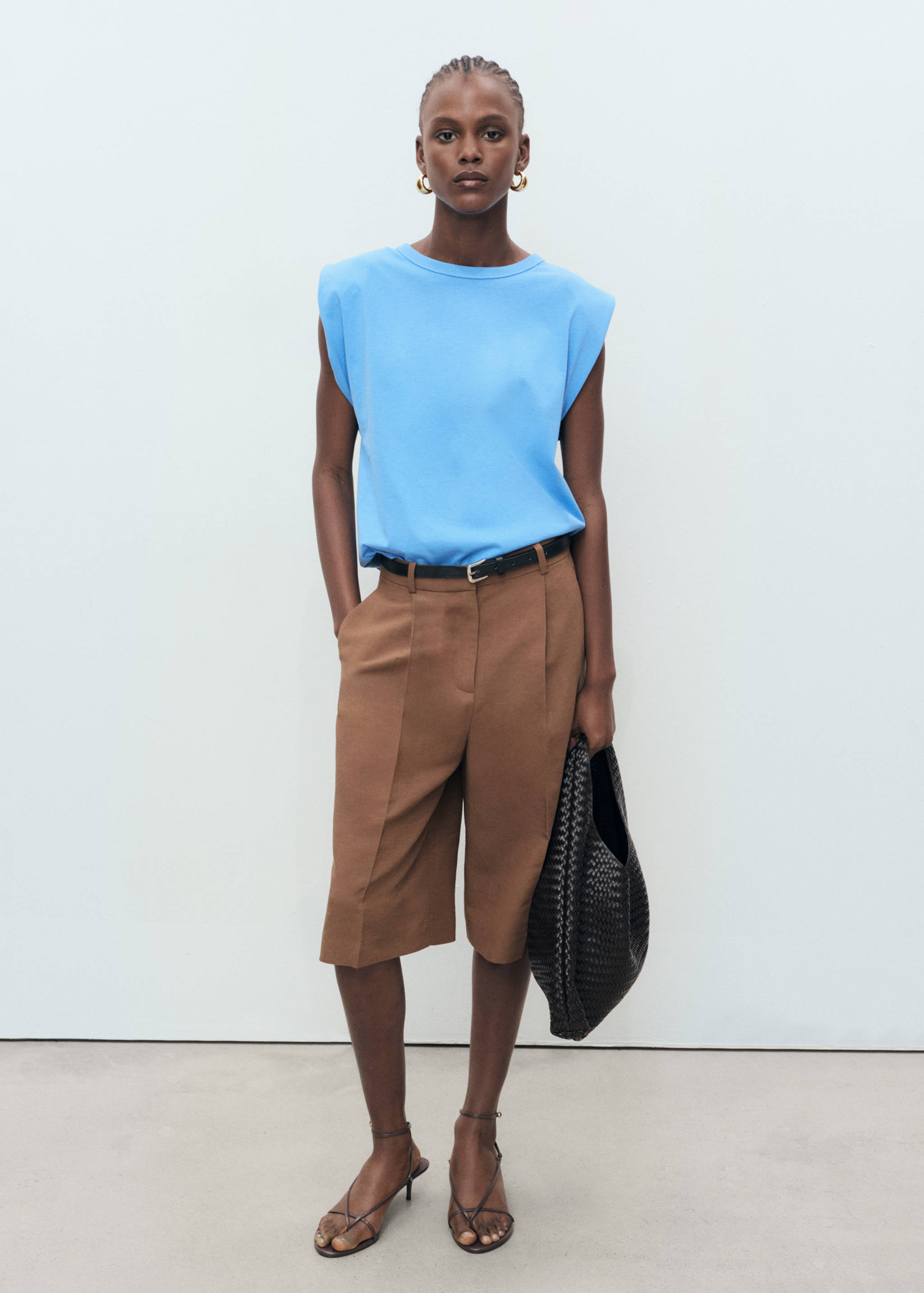 Tričko s ramenními vycpávkami a krátkým rukávem - Celkový náhled