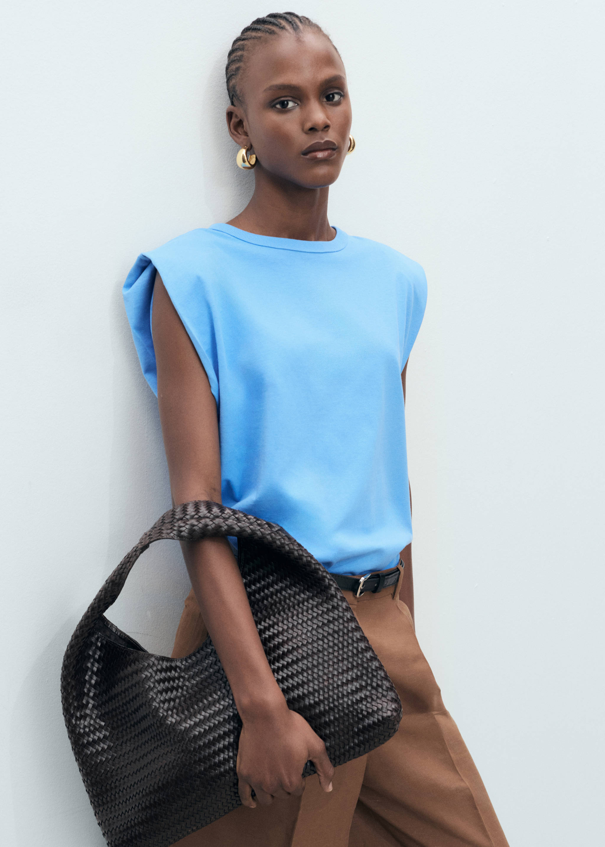 Tričko s ramenními vycpávkami a krátkým rukávem - Náhled ve středové rovině