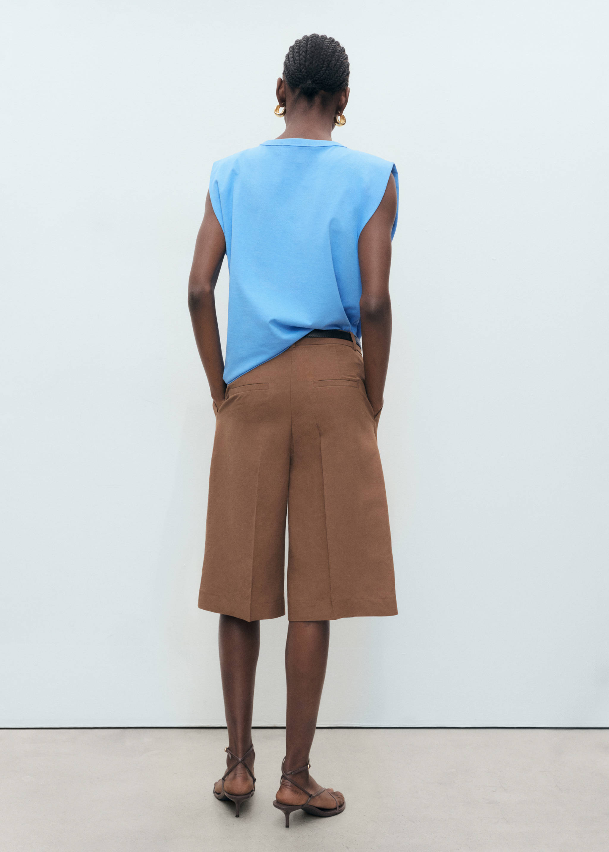 Tričko s ramenními vycpávkami a krátkým rukávem - Zadní strana zboží