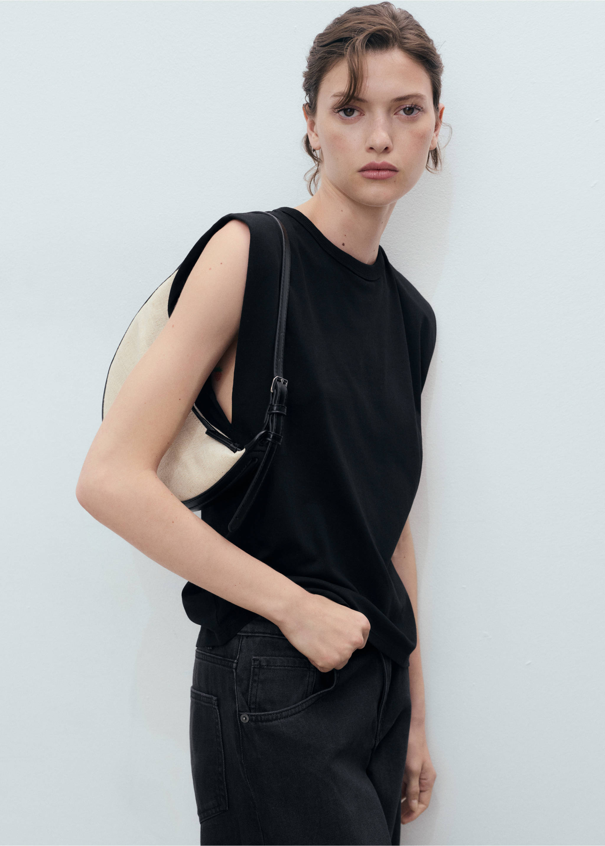 Short-sleeved t-shirt with shoulder pads - Medium plane, Black. Ref: 17031199-00.