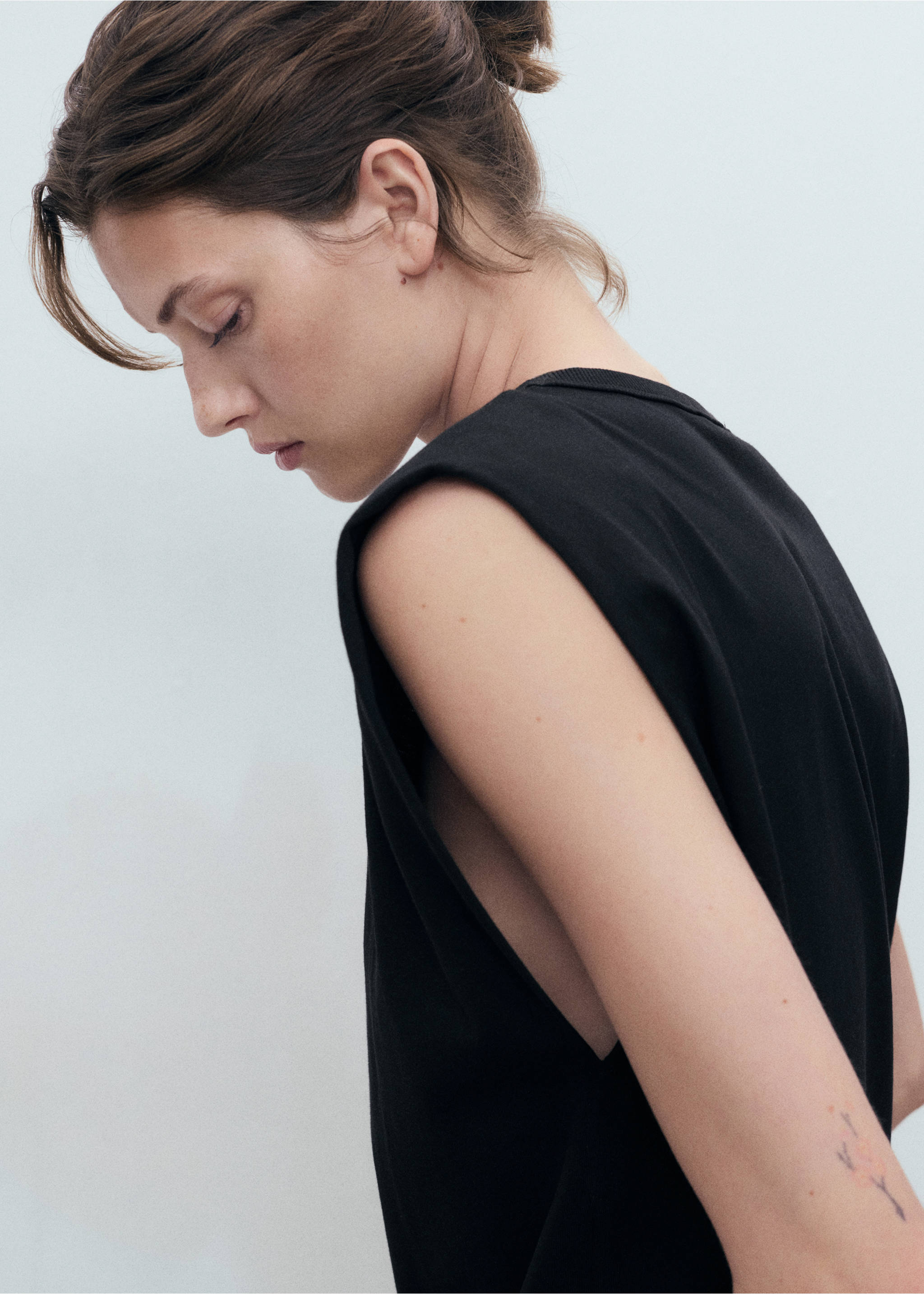 Short-sleeved t-shirt with shoulder pads - Details of the article 1, Black. Ref: 17031199-00.