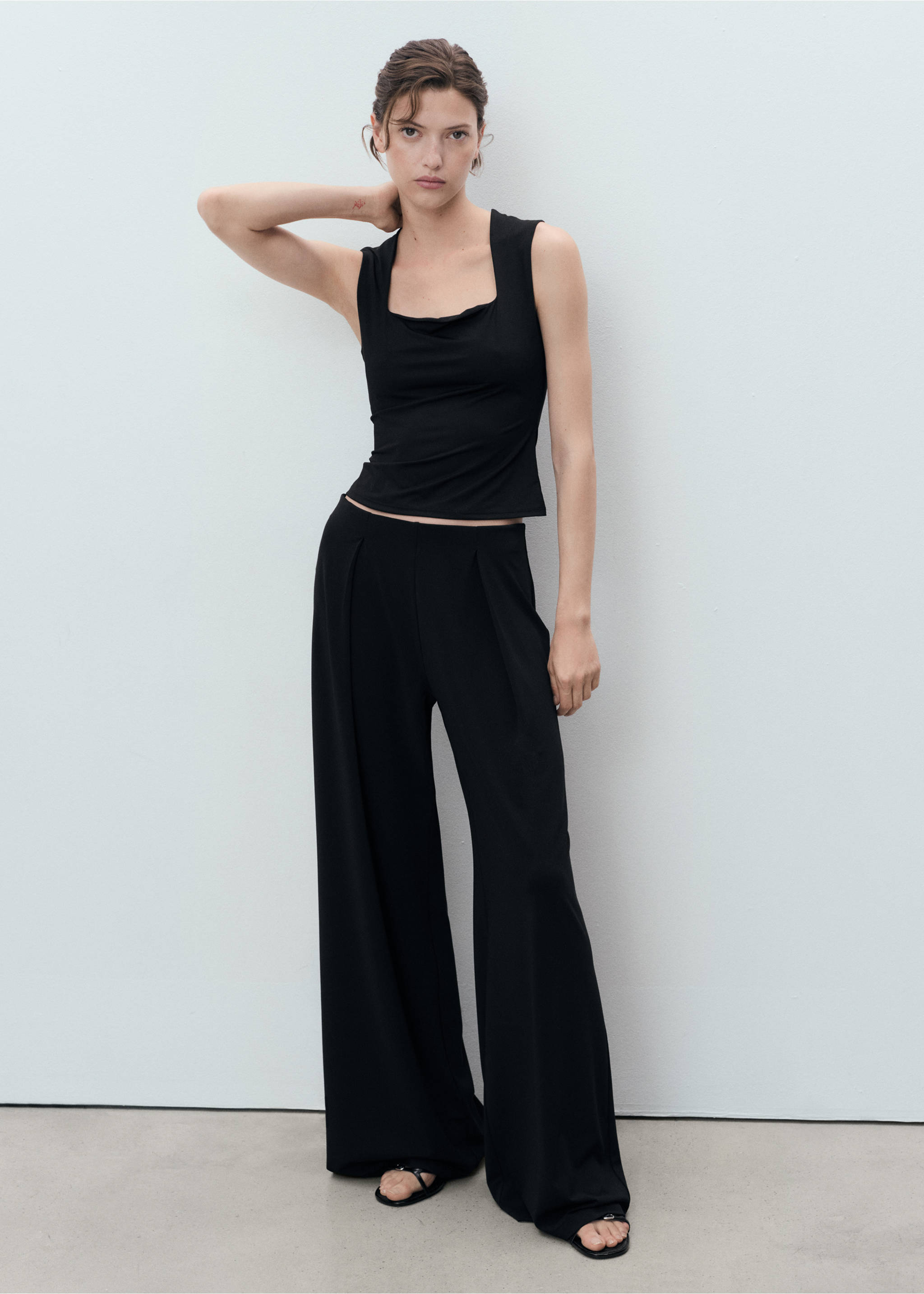Fitted top with wide straps - General plane, Black. Ref: 17031207-00.