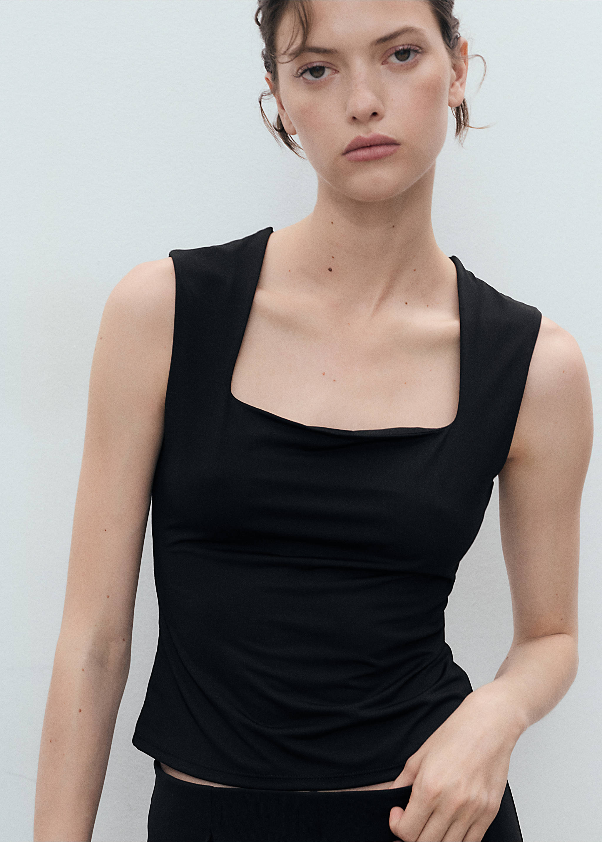 Fitted top with wide straps - Medium plane, Black. Ref: 17031207-00.