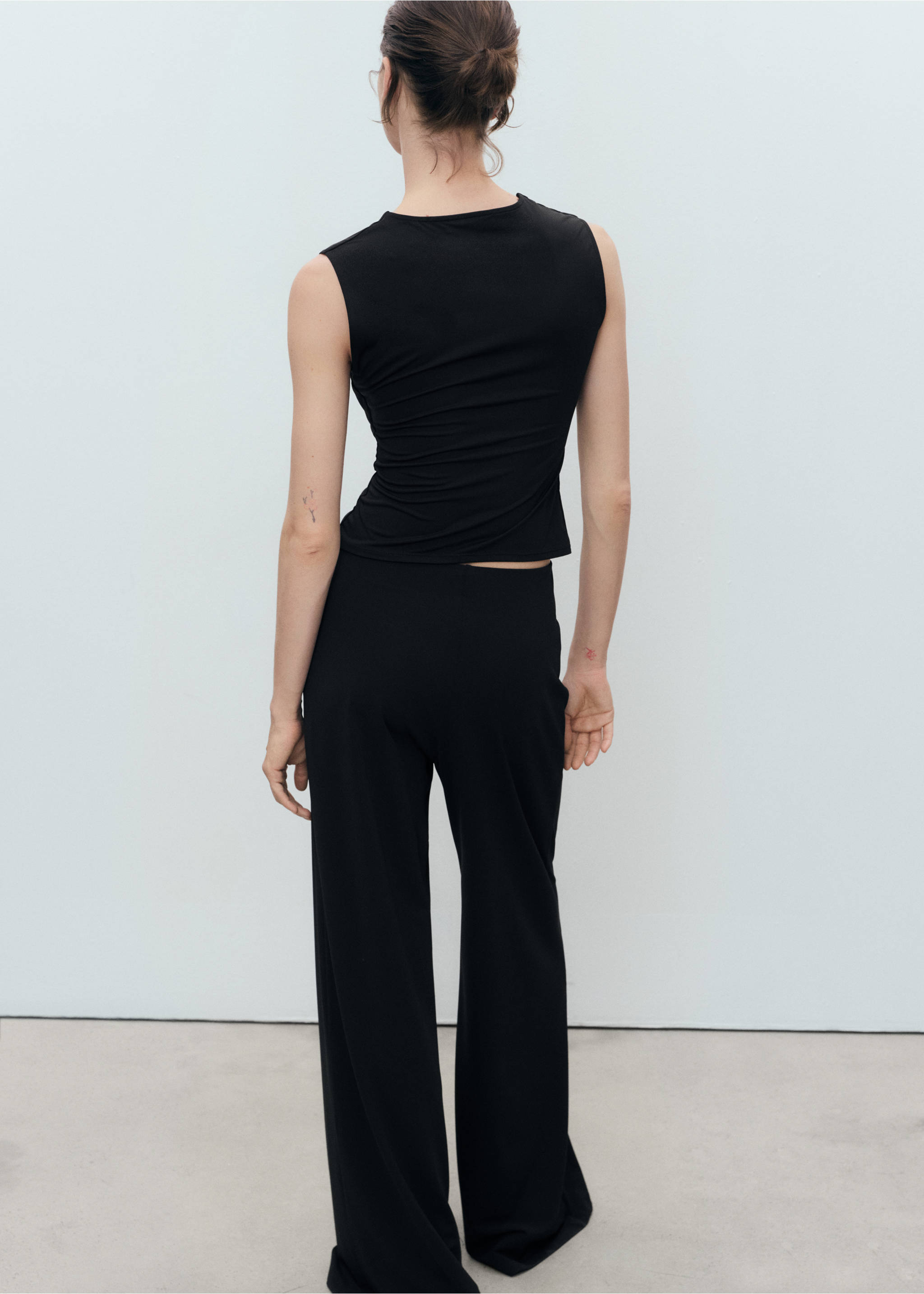 Fitted top with wide straps - Reverse of the article, Black. Ref: 17031207-00.
