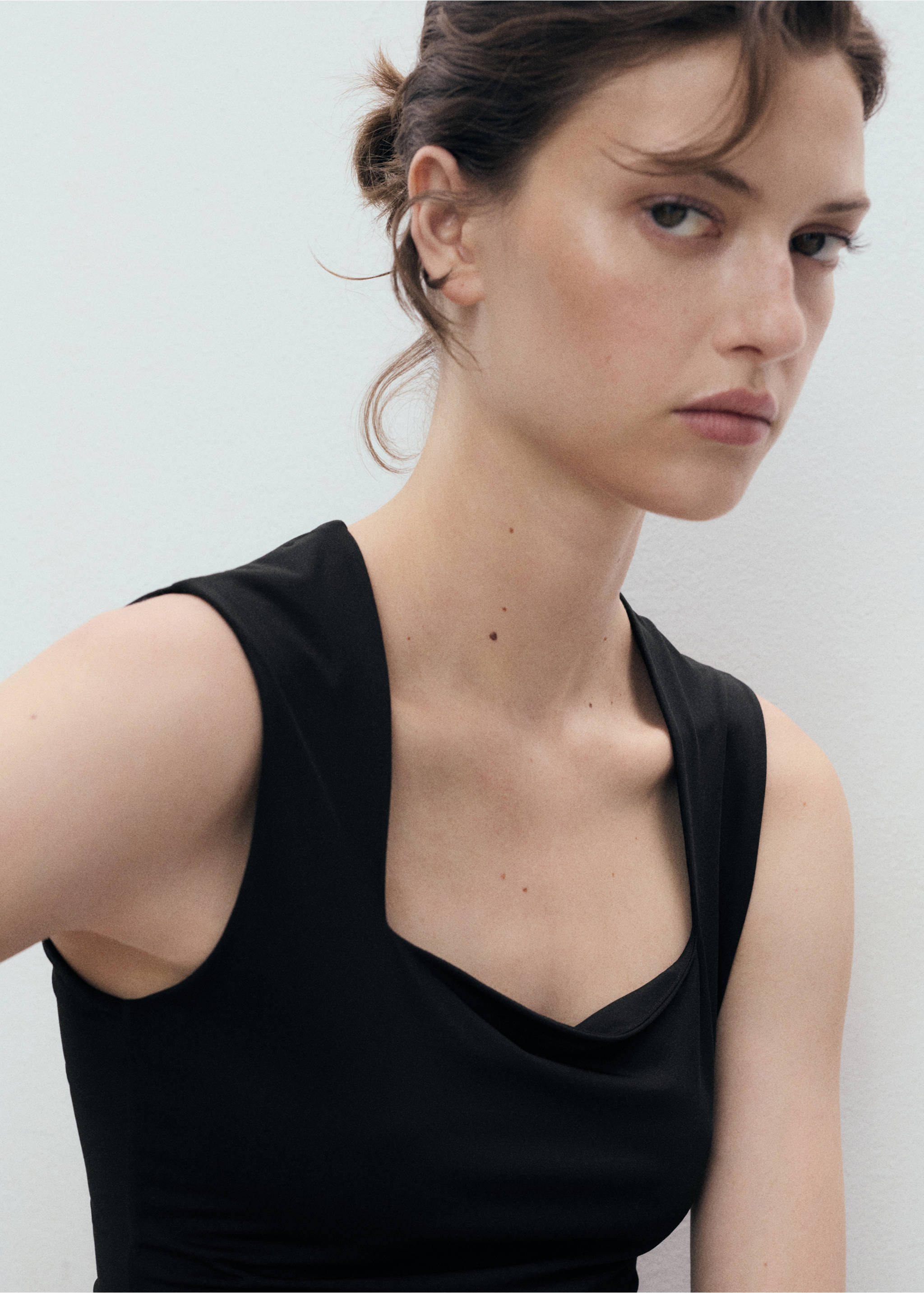 Fitted top with wide straps - Details of the article 1, Black. Ref: 17031207-00.