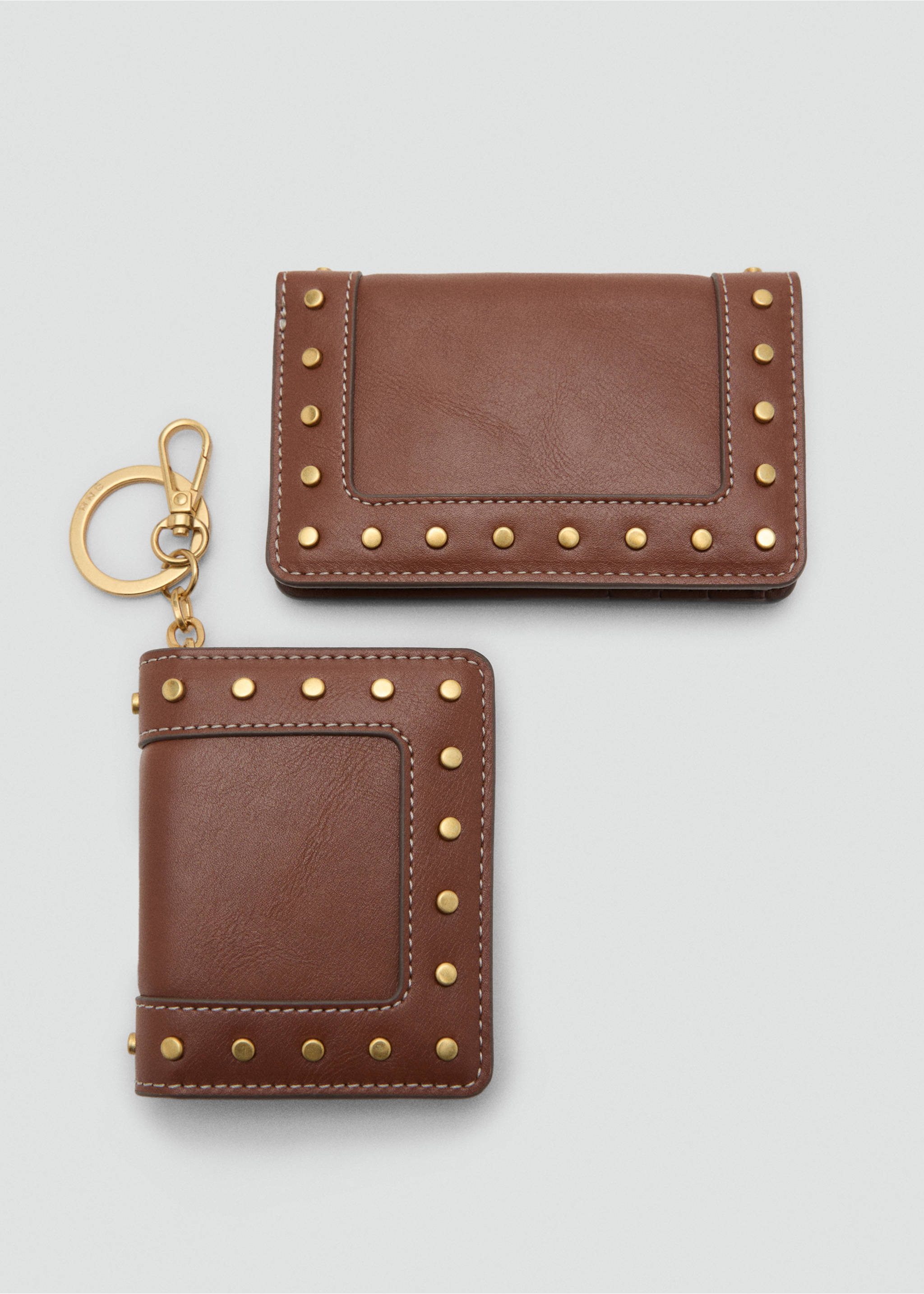 Studded wallet with flap - Details of the article 2, Leather. Ref: 17031216-00.