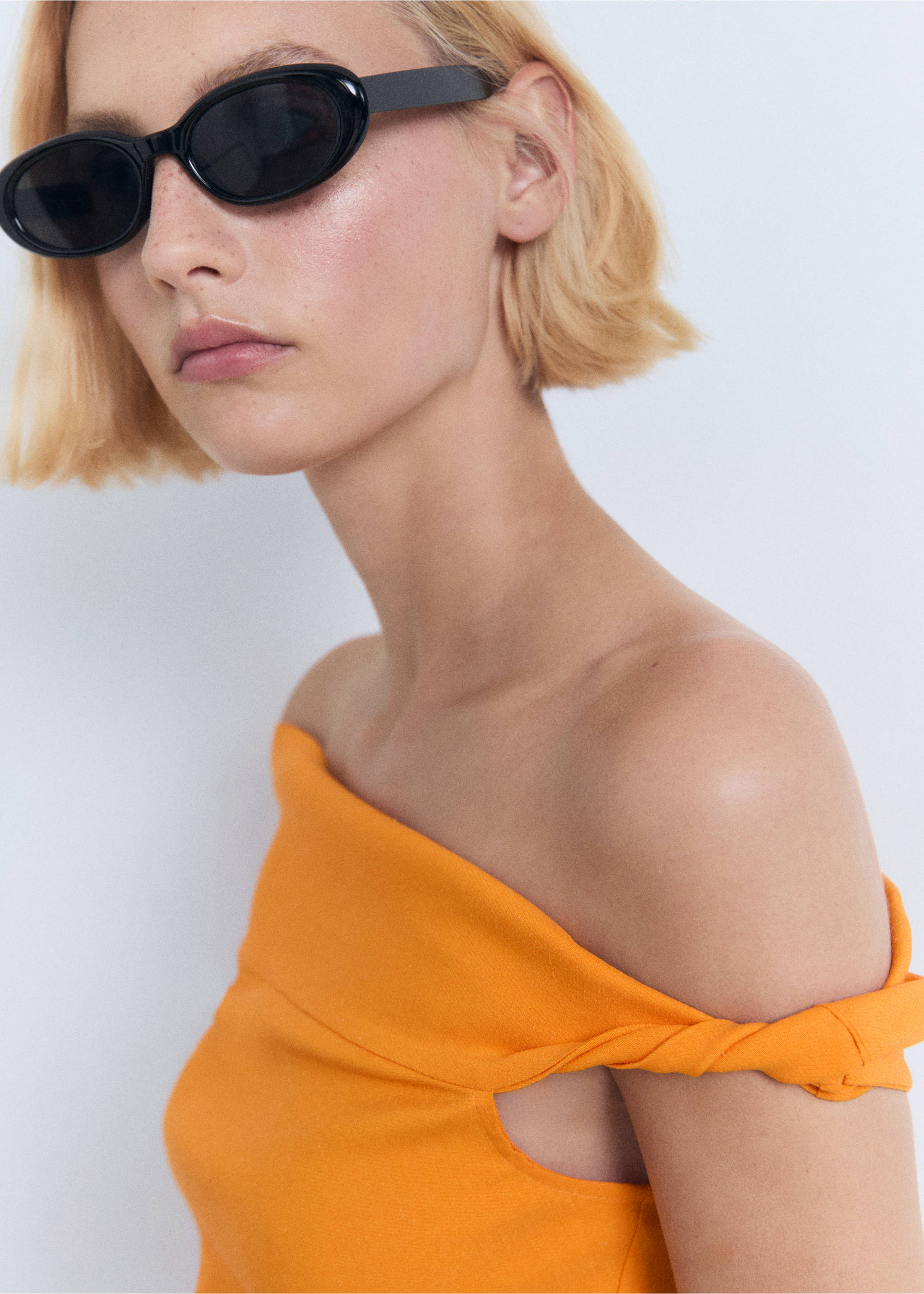 Asymmetrical strapless top - Details of the article 1, Orange. Ref: 17031221-00.