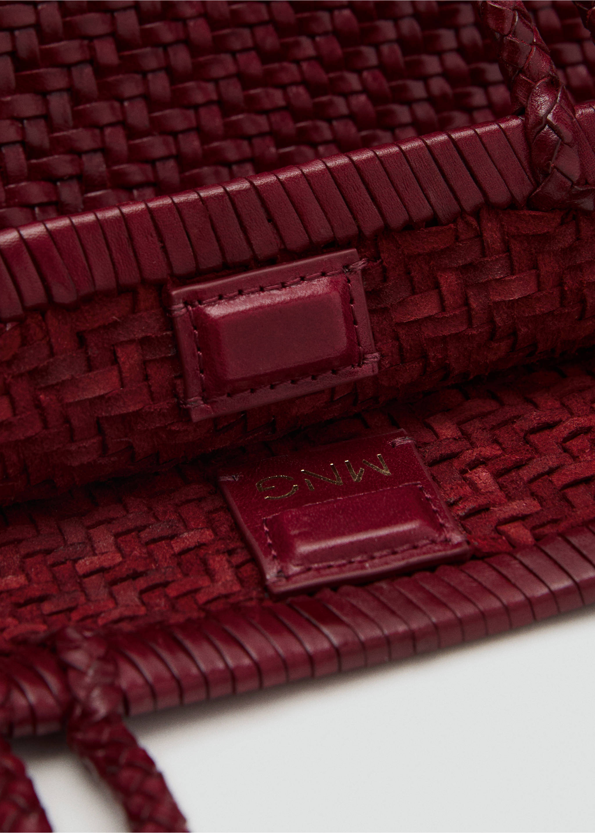 Medium braided leather bag - Details of the article 2, Burgundy. Ref: 17031236-00.