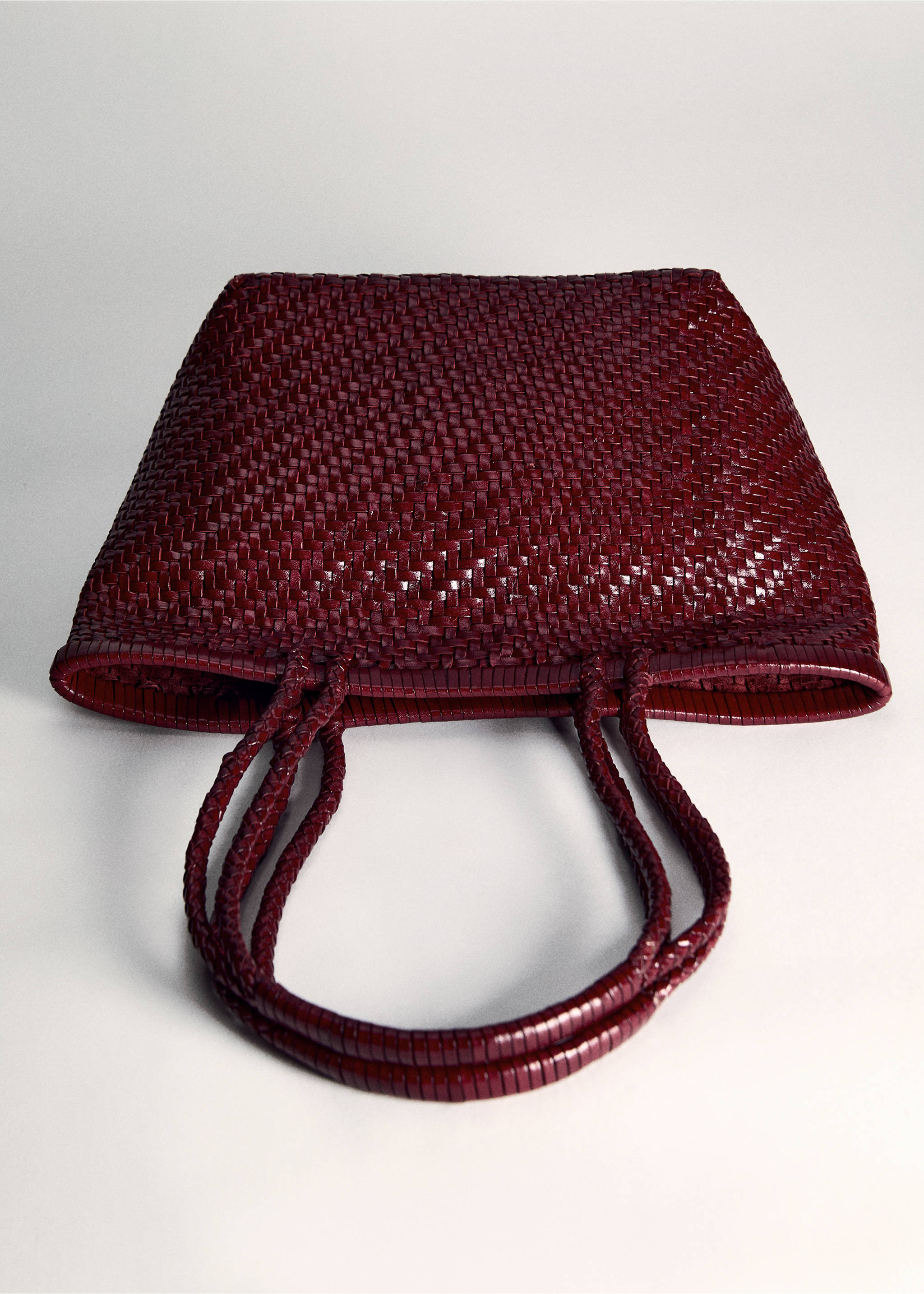 Medium braided leather bag - Details of the article 5, Burgundy. Ref: 17031236-00.