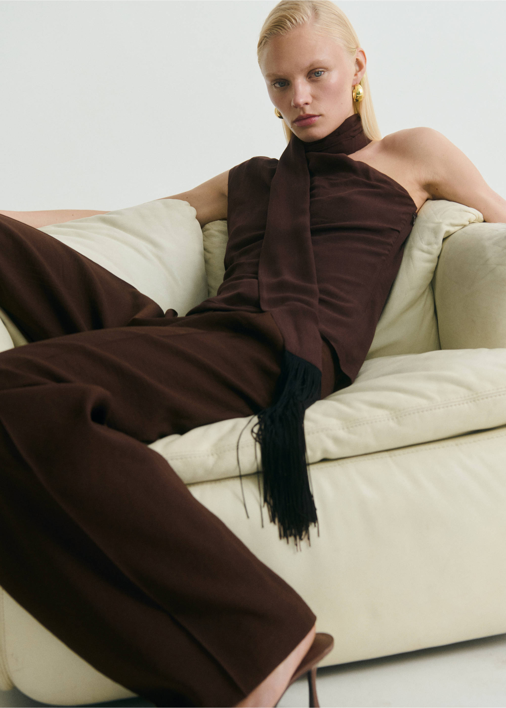 Pleat detail pants - Details of the article 1, Chocolate. Ref: 17031266-00.