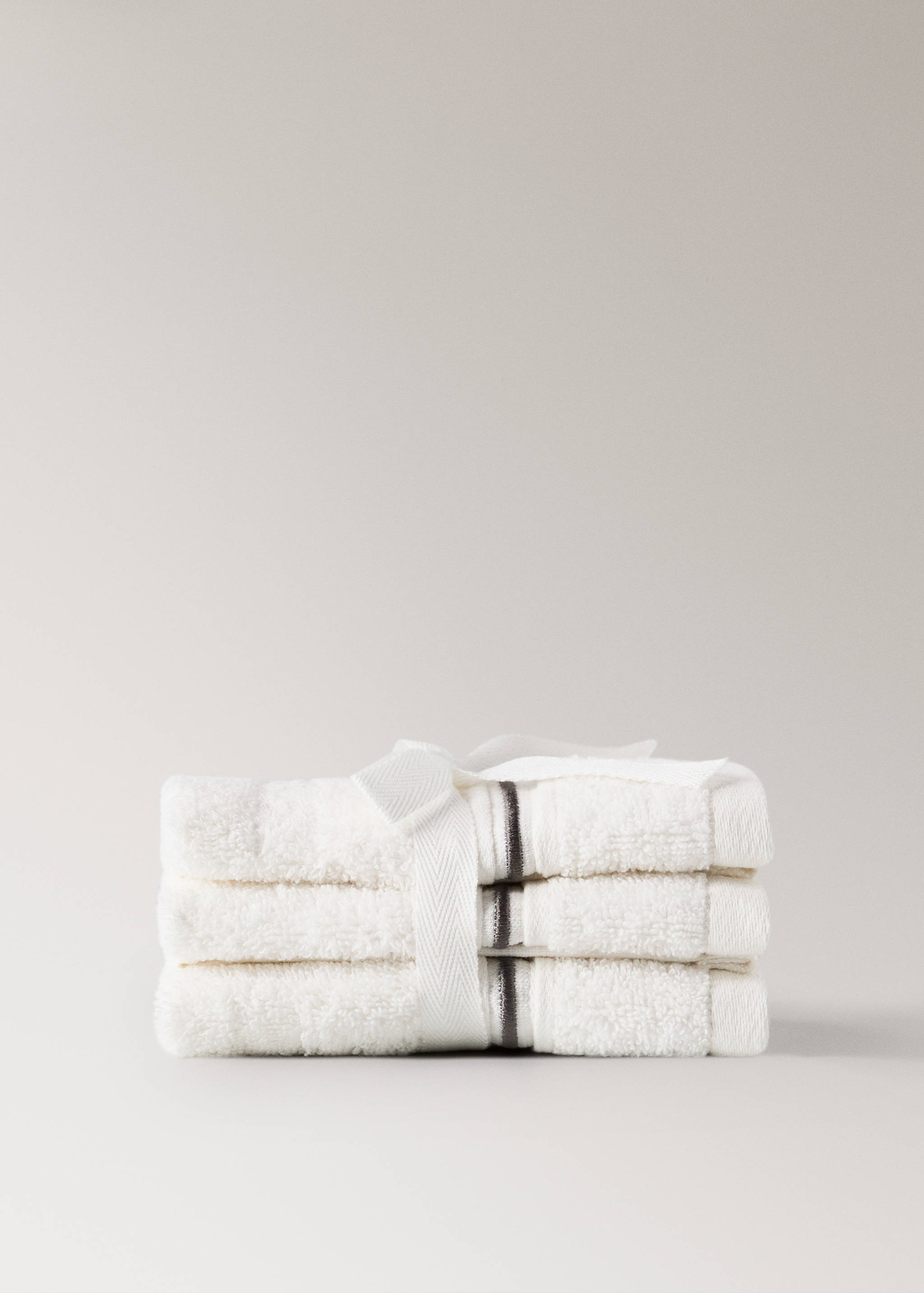 Set of 3 cotton towels with embroidered scalloped edges - Article without model