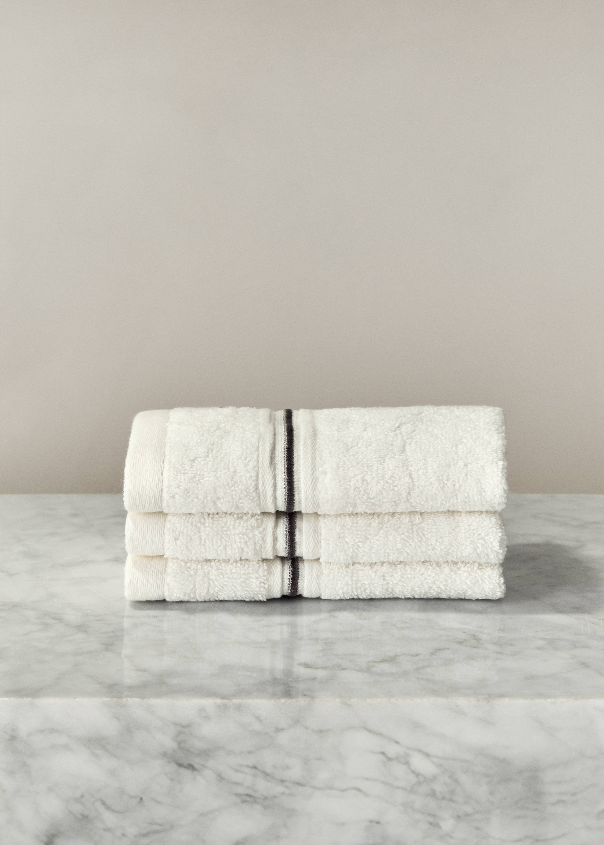 Set of 3 cotton towels with embroidered scalloped edges - General plane