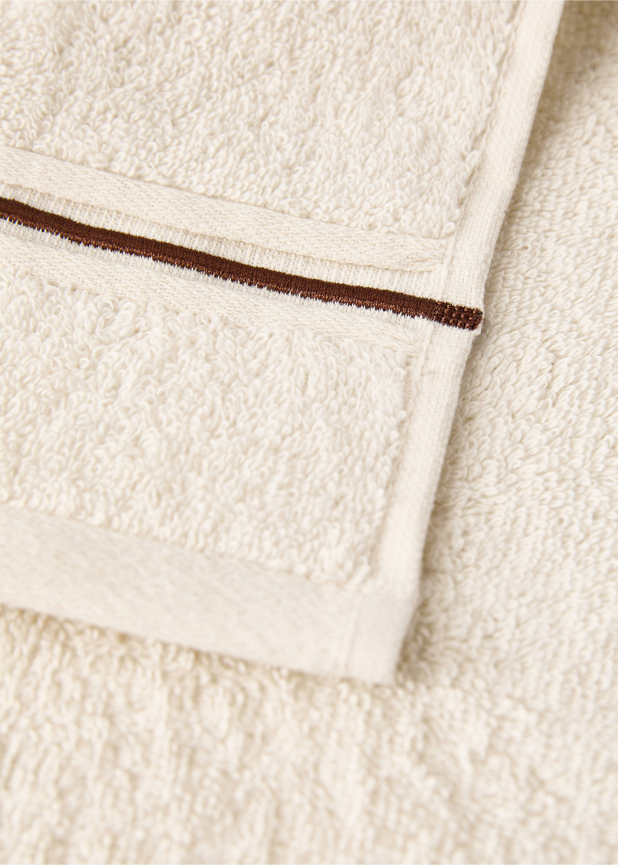 Set of 3 cotton towels with embroidered scalloped edges - Details of the article 2, Ecru. Ref: 17031573-00.