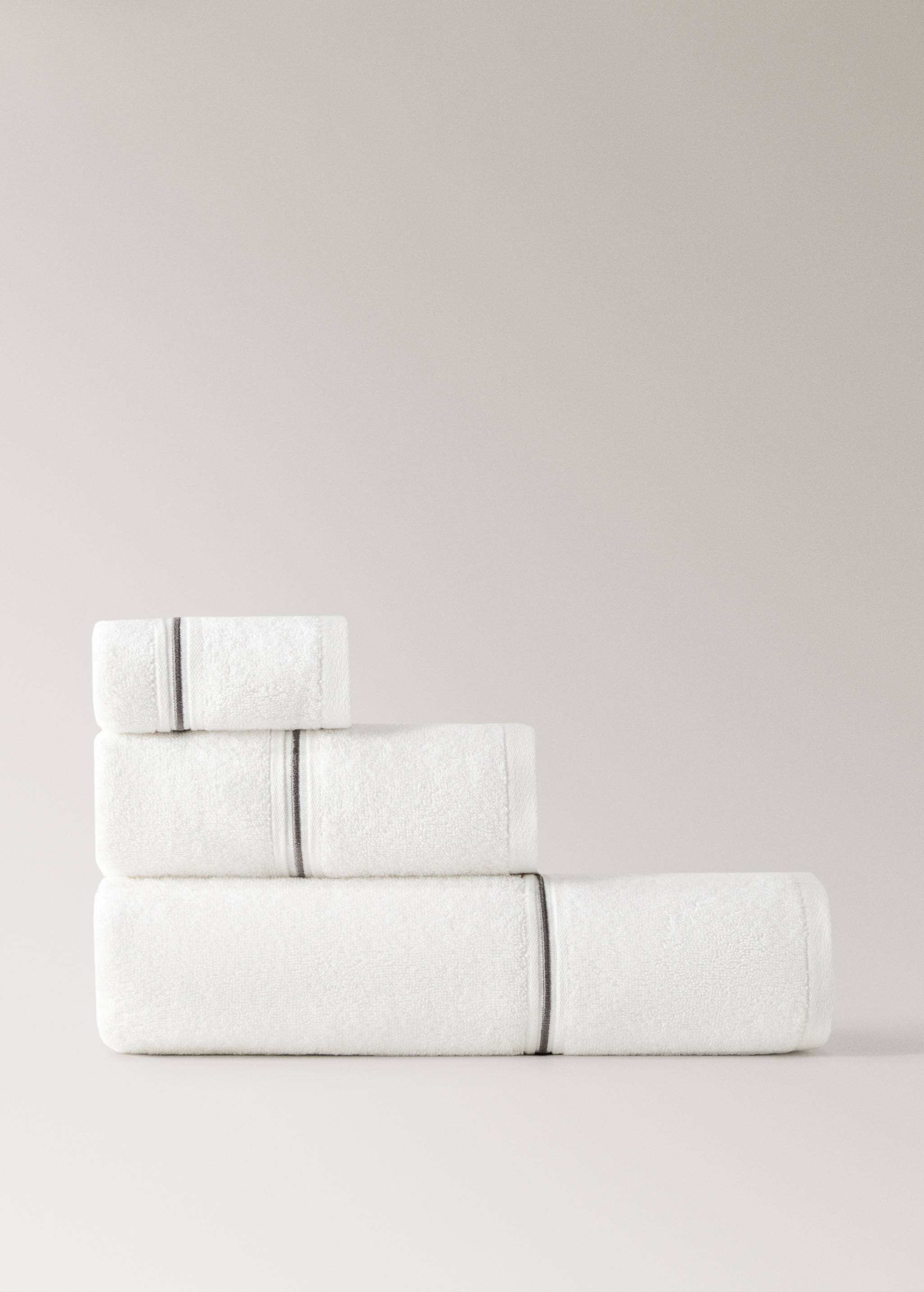 Serviette de toilette en coton feston brodé - Article sans modèle
