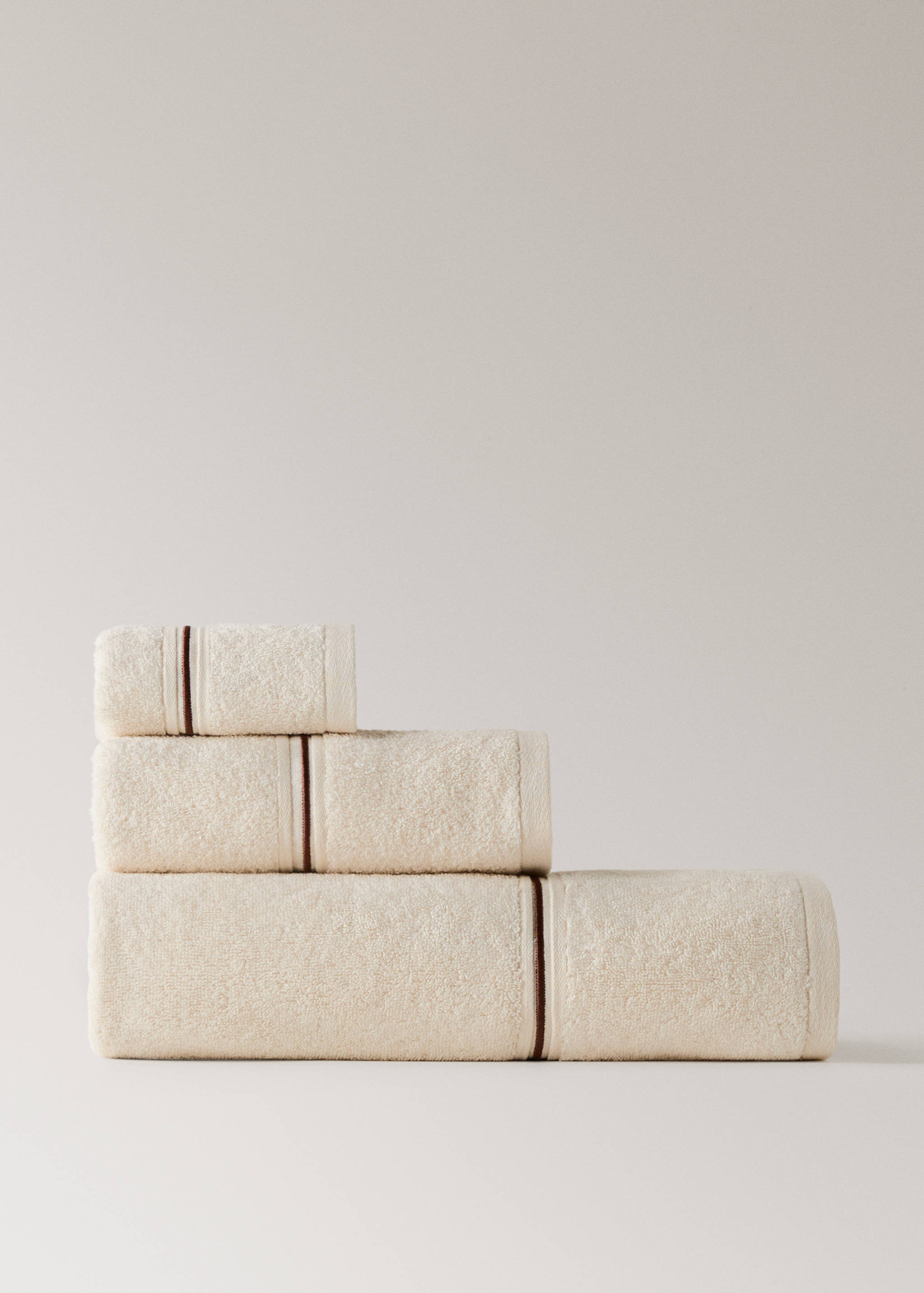 Serviette de toilette en coton feston brodé - Article sans modèle
