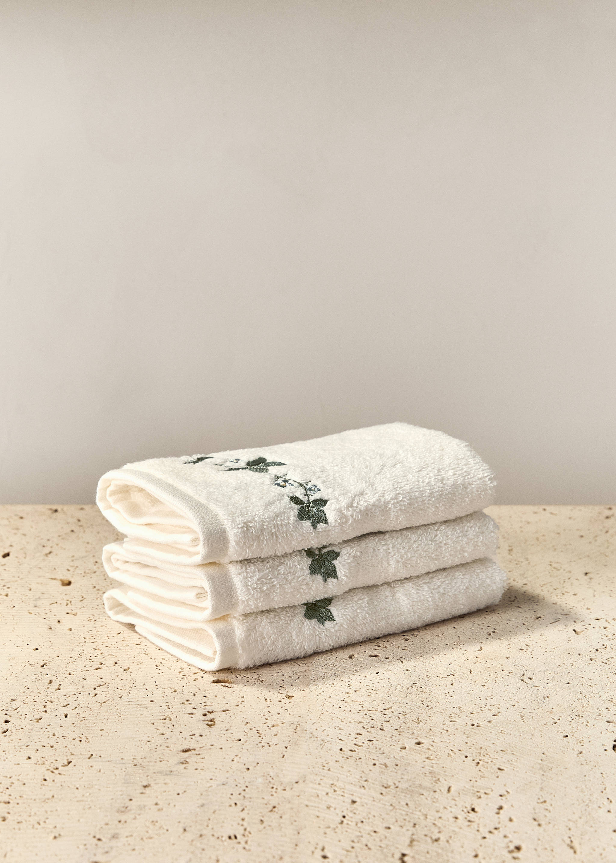 Lot de 3 serviettes fleur brodée - Plan général