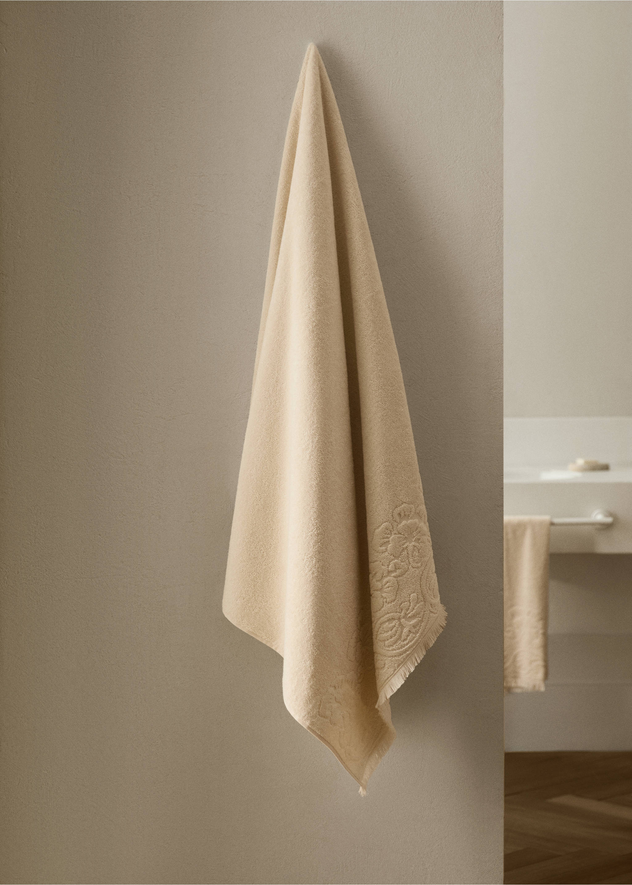 Bath towel with floral trim - General plane, Vanilla. Ref: 17031586-00.