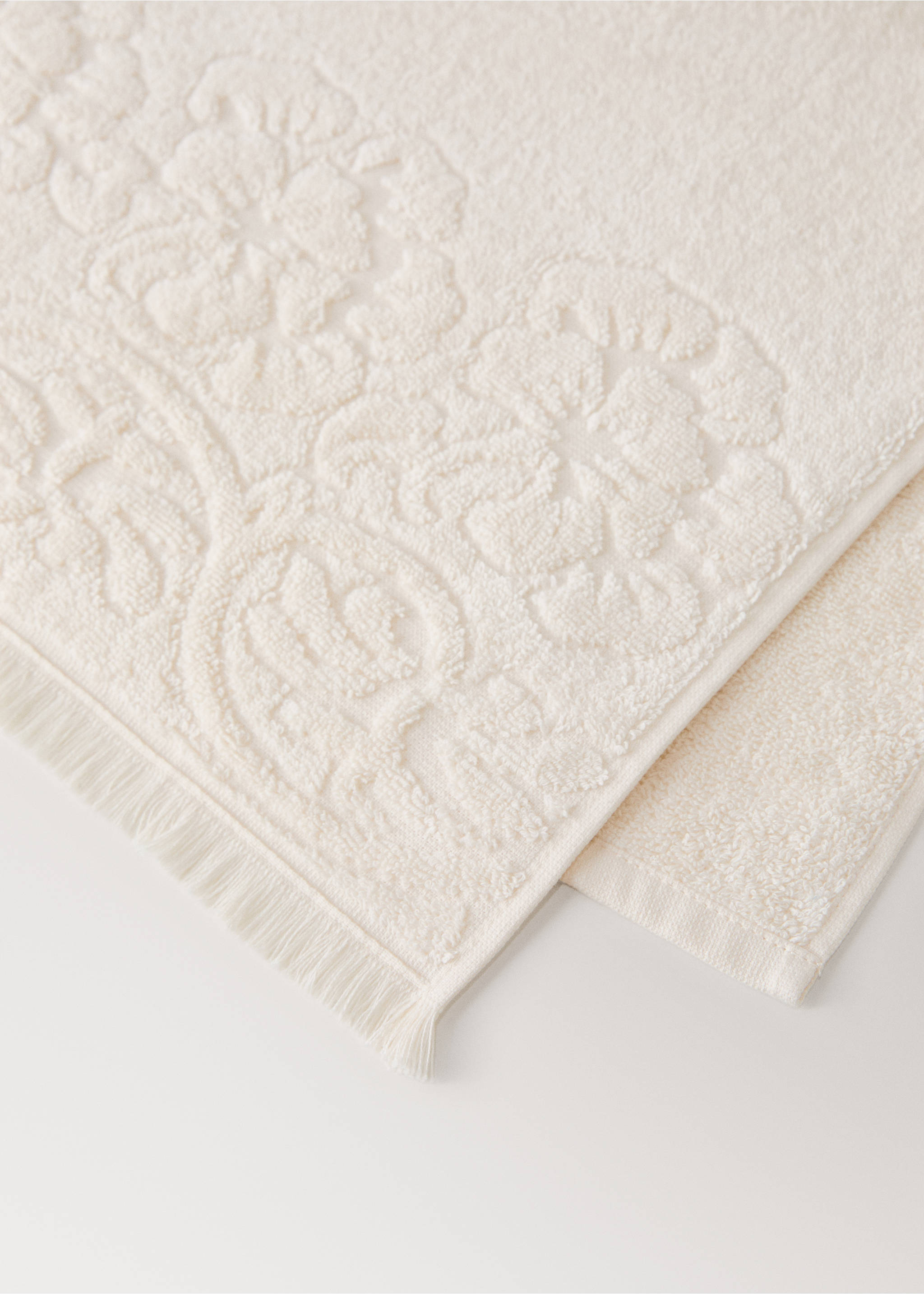 Bath towel with floral trim - Details of the article 1, Vanilla. Ref: 17031586-00.