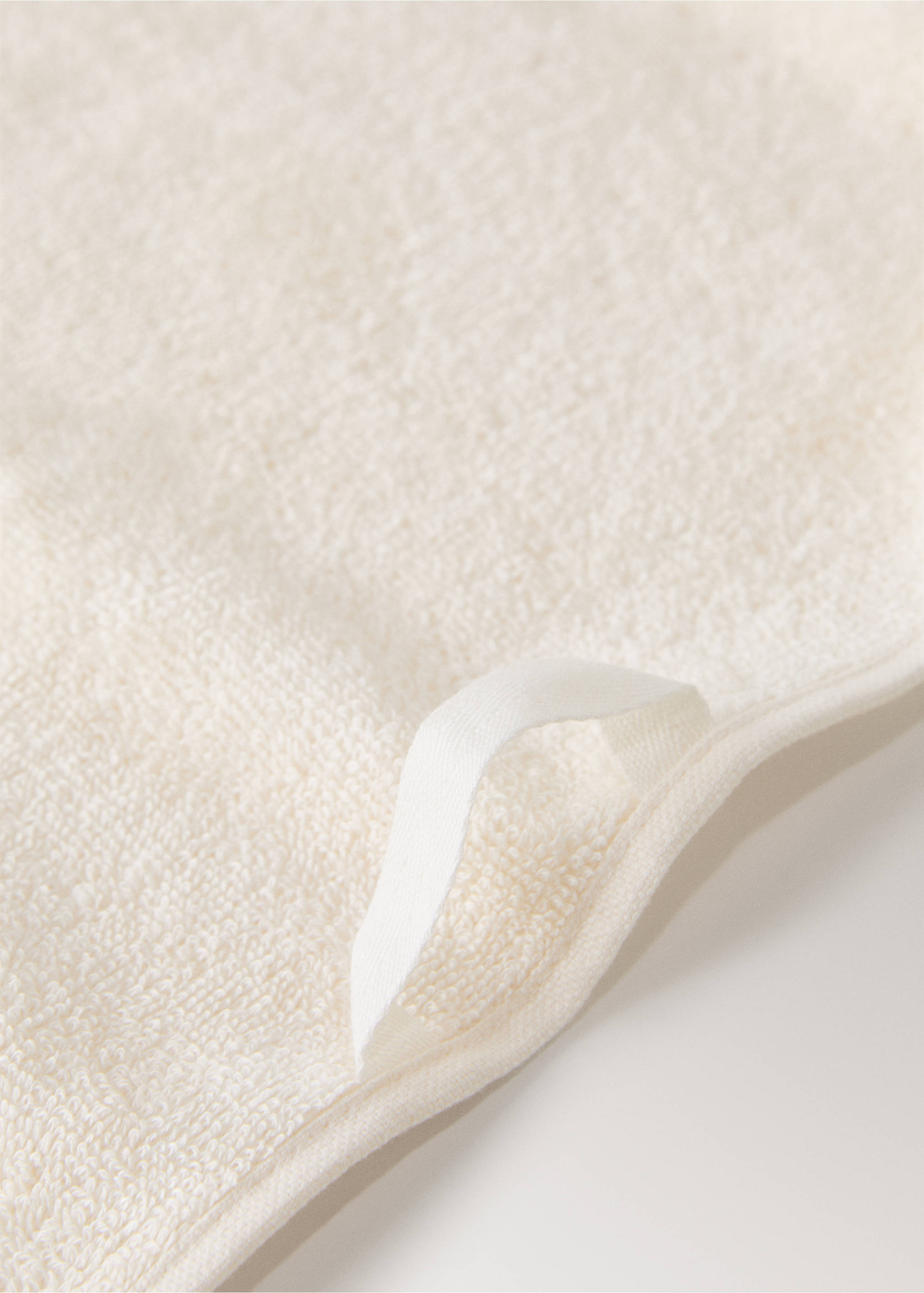 Bath towel with floral trim - Details of the article 2, Vanilla. Ref: 17031586-00.