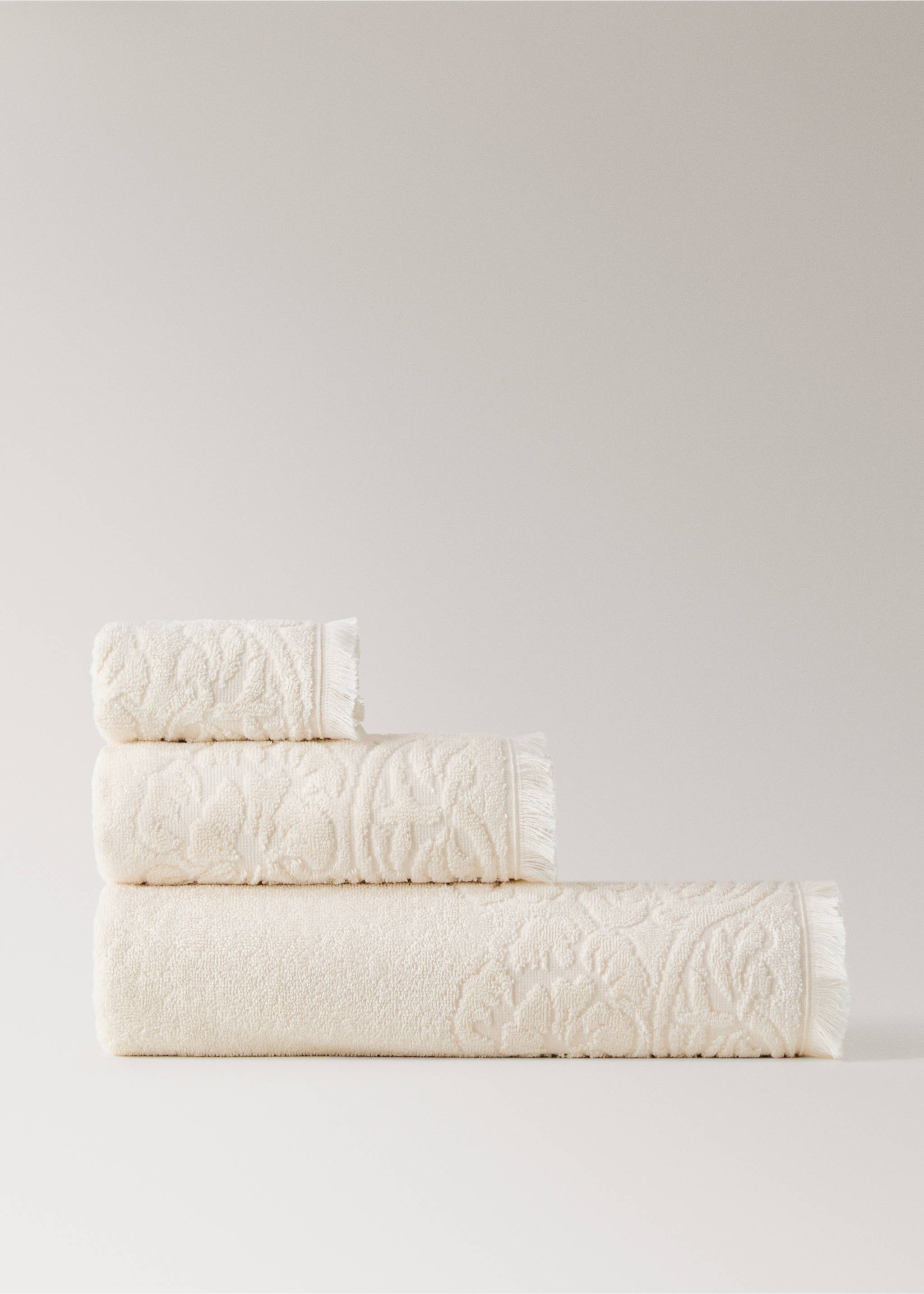 Bath towel with floral trim - Article without model, Vanilla. Ref: 17031586-00.