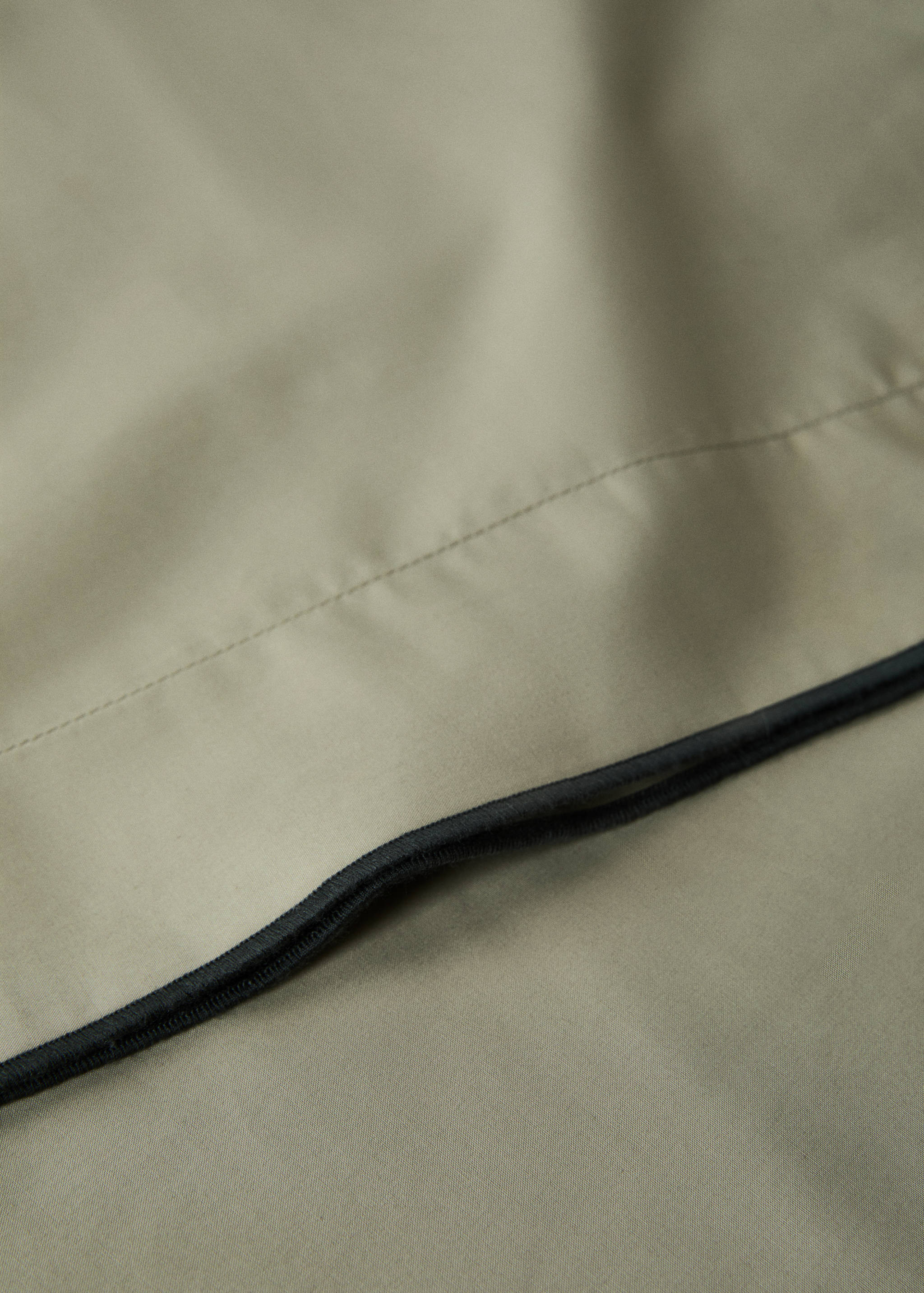 200-thread count percale cotton top sheet with contrasting overlock for 200 cm bed - Details of the article 1