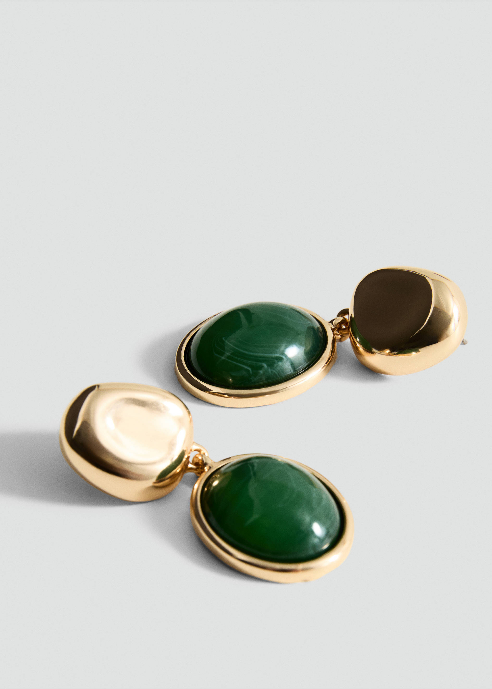 Oorbellen met harsen hangers - Middenvlak, Goud. Ref: 17032546-00.