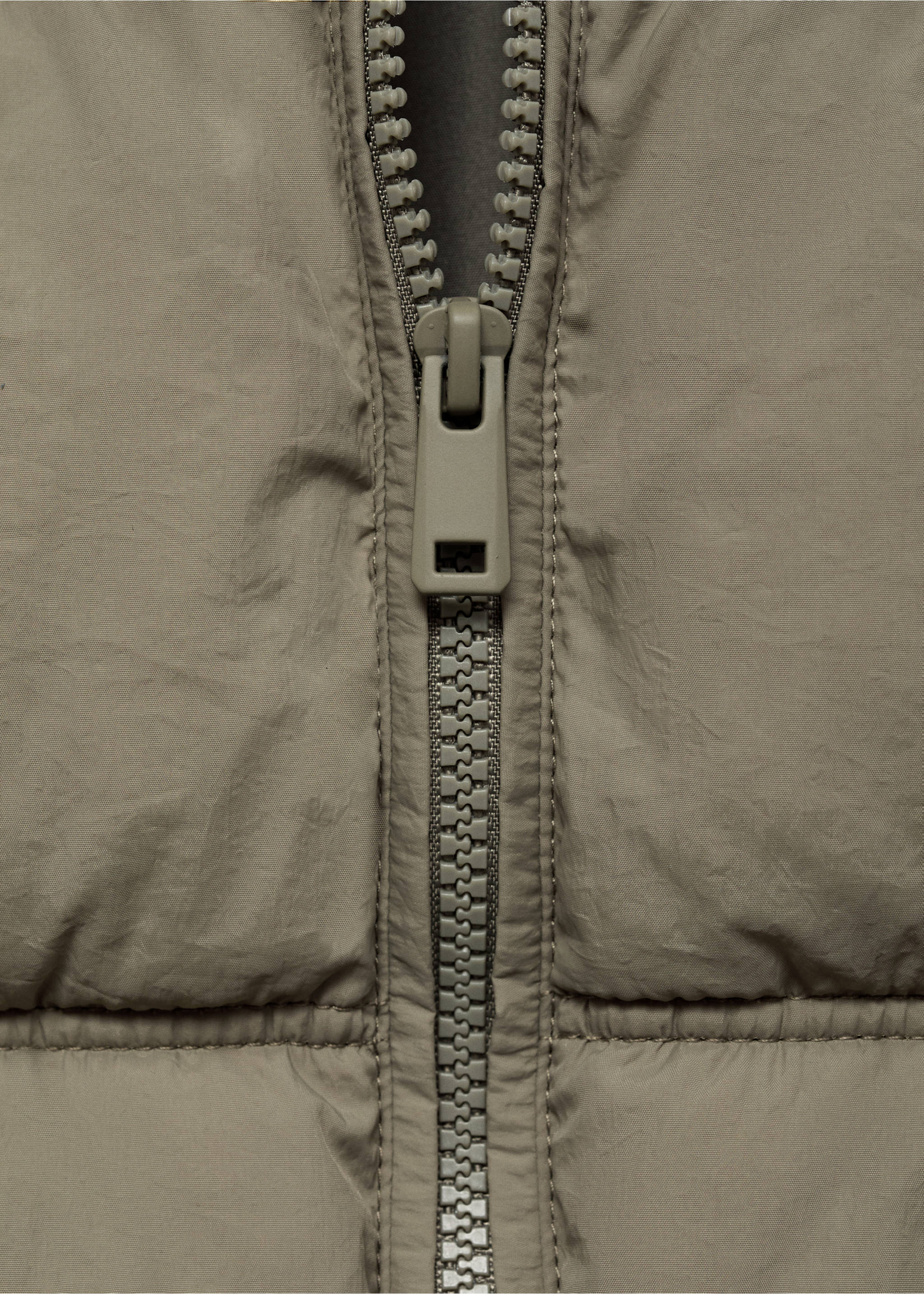 Gilet matelassé à capuche - Détail de l'article 8, Kaki. Ref: 17032896-00.