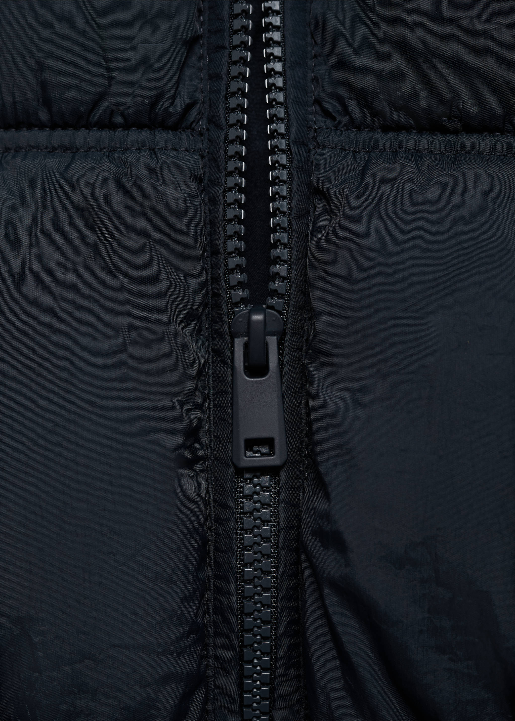 Gilet matelassé à capuche - Détail de l'article 8, Bleu marine foncé. Ref: 17032896-00.