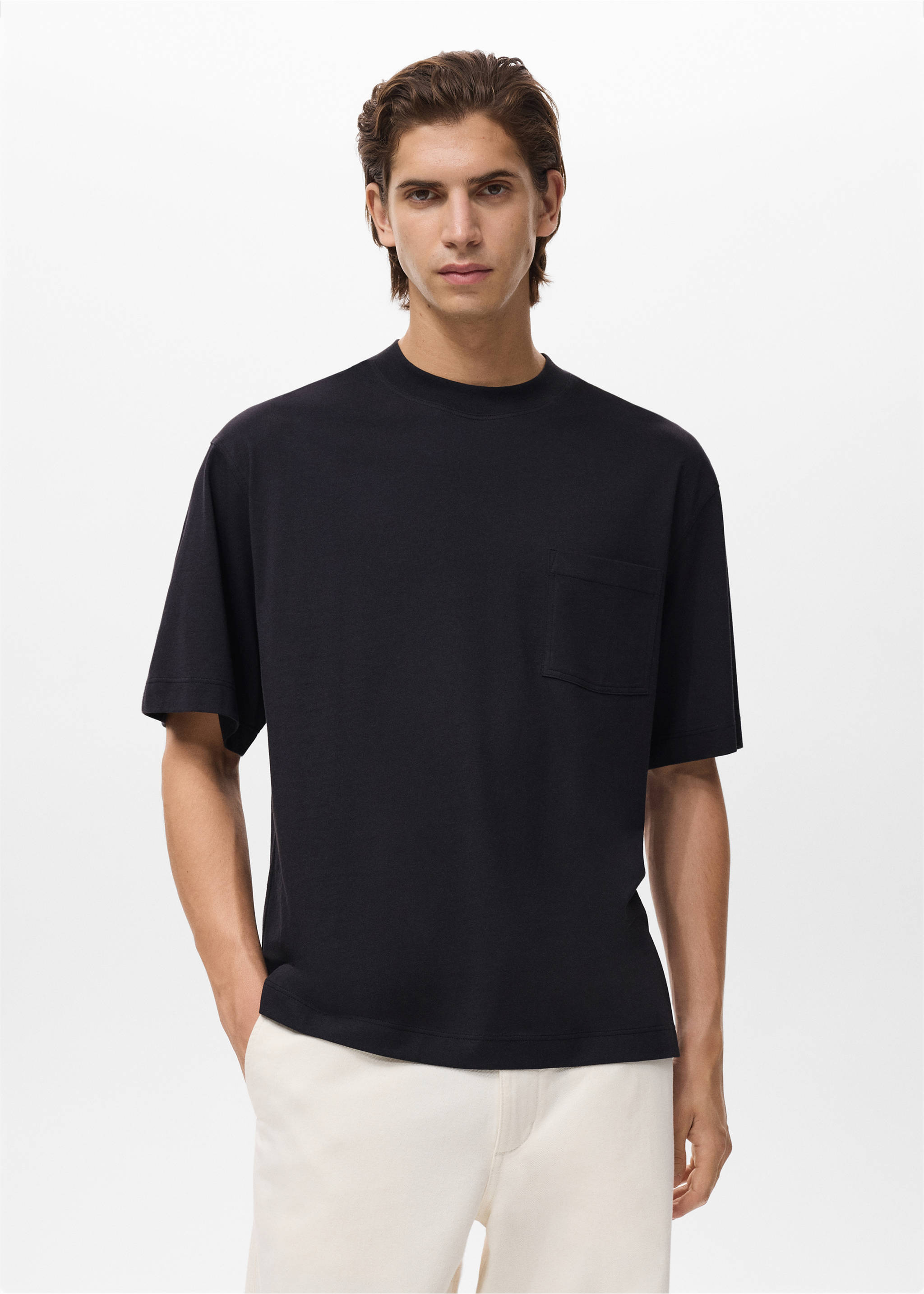 T-shirt 100 % coton boxy-fit avec poche - Plan moyen, Noir. Ref: 17032900-00.