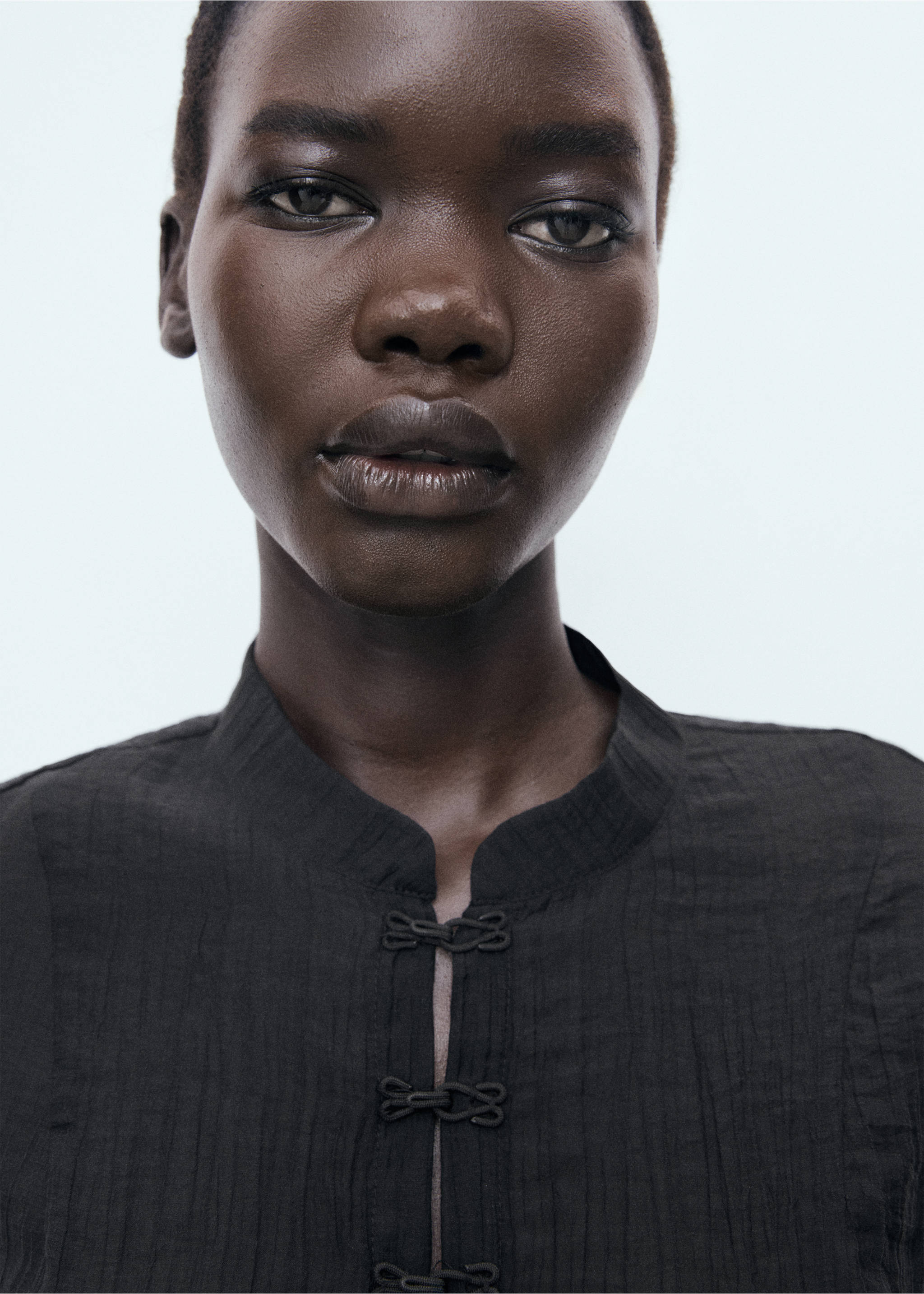 Lyocell blouse with toggles - Details of the article 1, Black. Ref: 17032901-00.