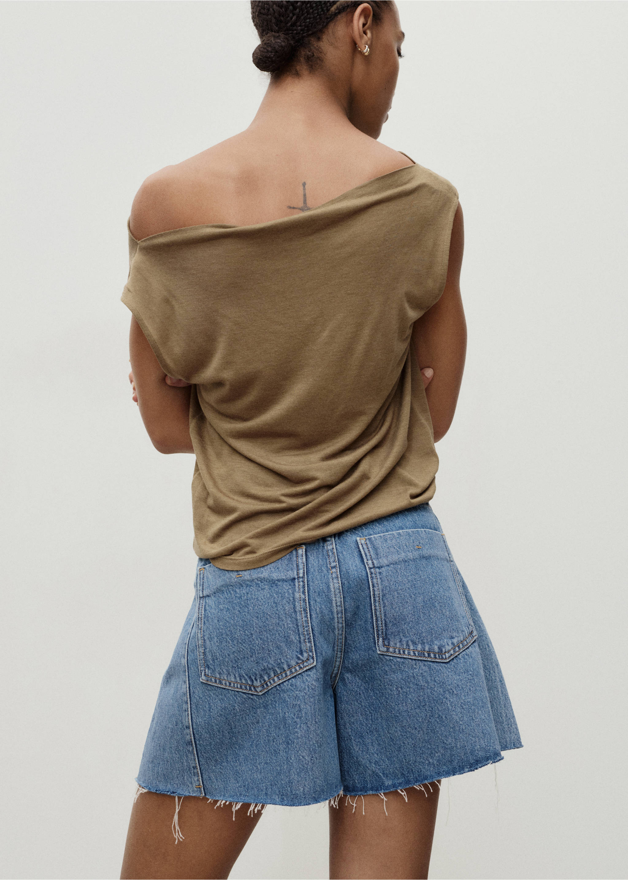 Denim shorts with frayed hem and pleats - Reverse of the article, Medium Blue. Ref: 17032902-00.