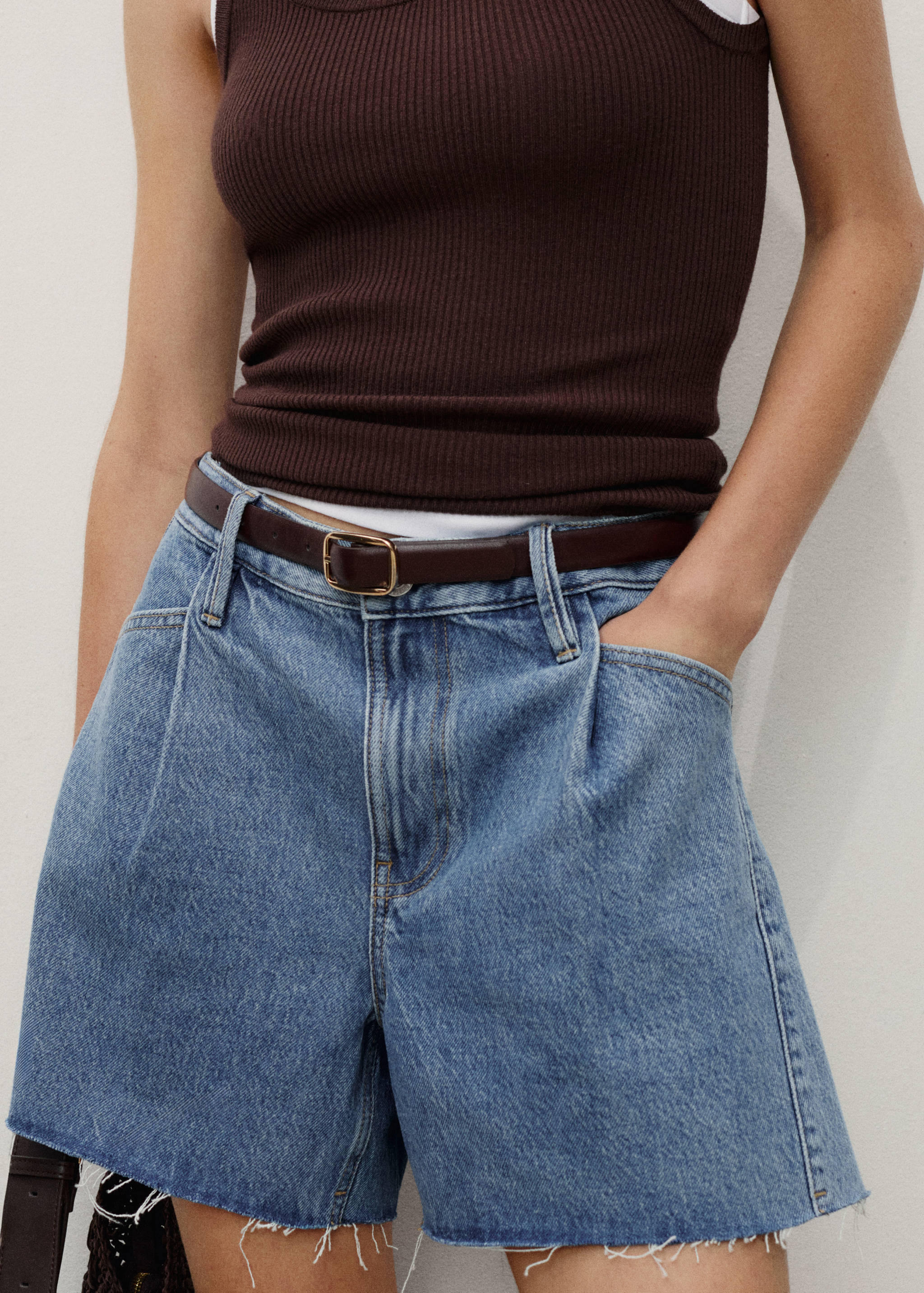Denim shorts with frayed hem and pleats - Details of the article 3