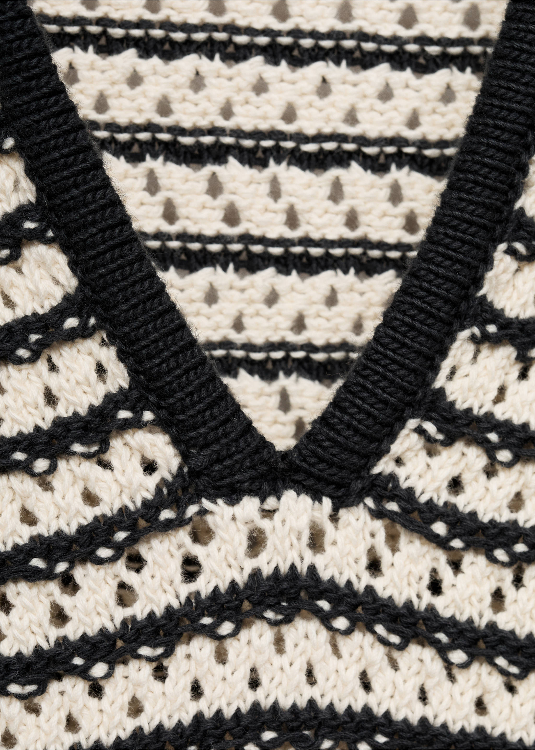 100% cotton polo shirt with striped structure - Details of the article 8, Black. Ref: 17032905-00.