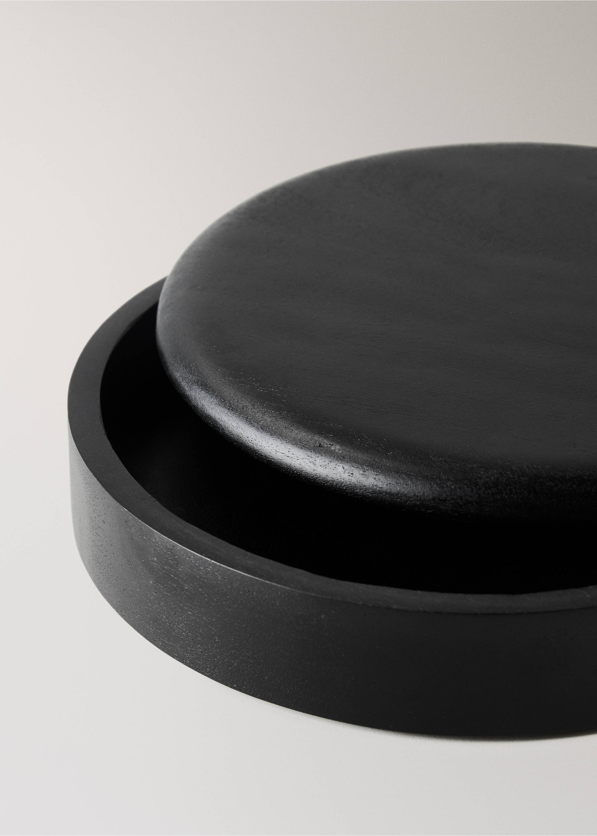 Medium round acacia wood box - Details of the article 1, Black. Ref: 17032924-00.