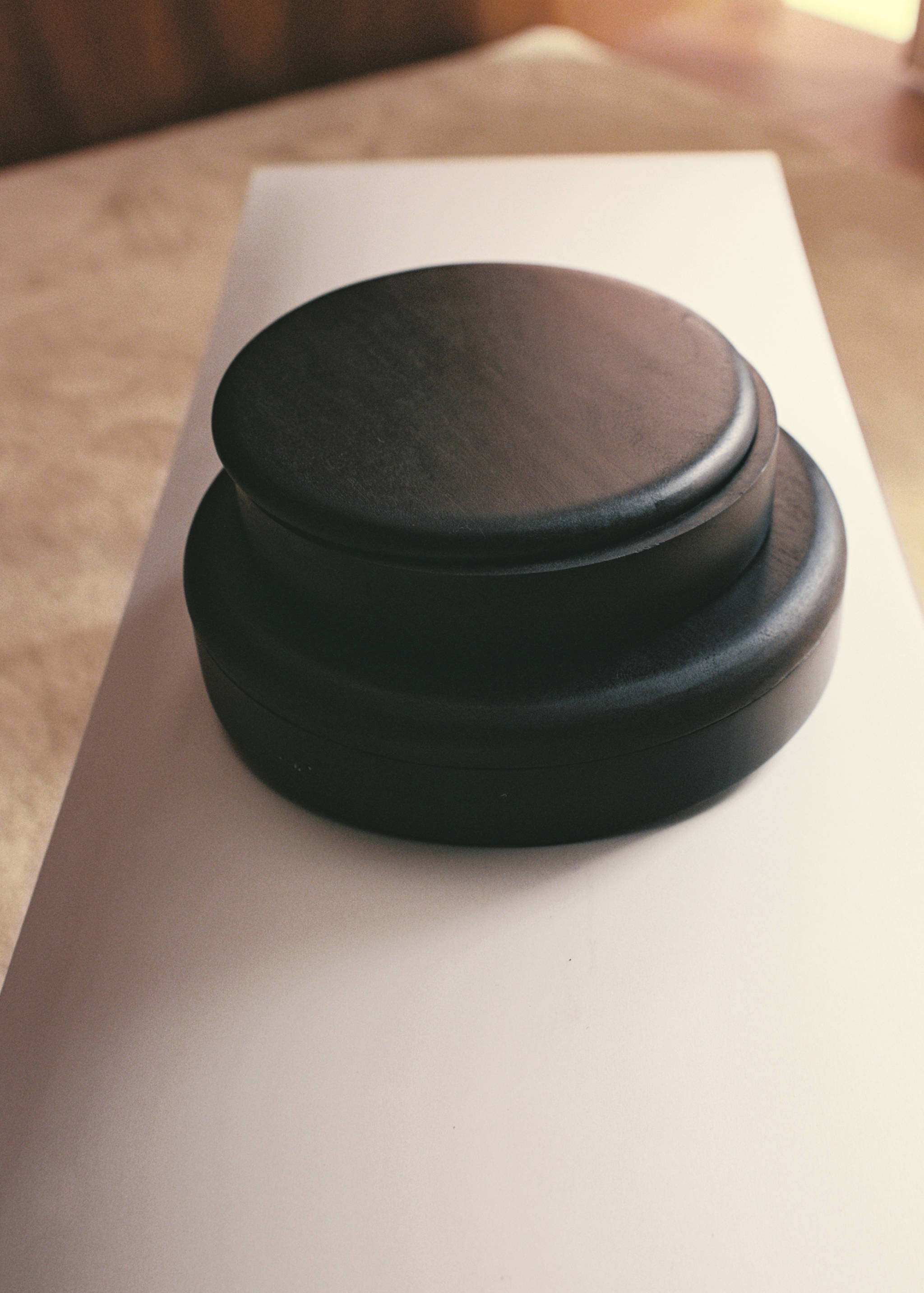 Medium round acacia wood box - Details of the article 5