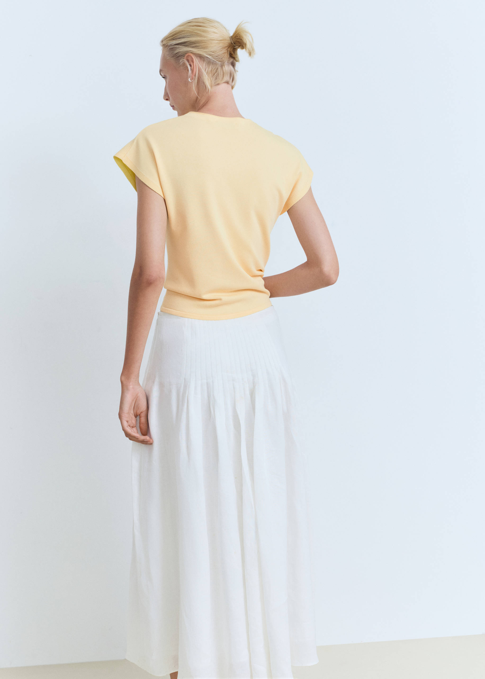 Short-sleeved fine-knit sweater - Reverse of the article