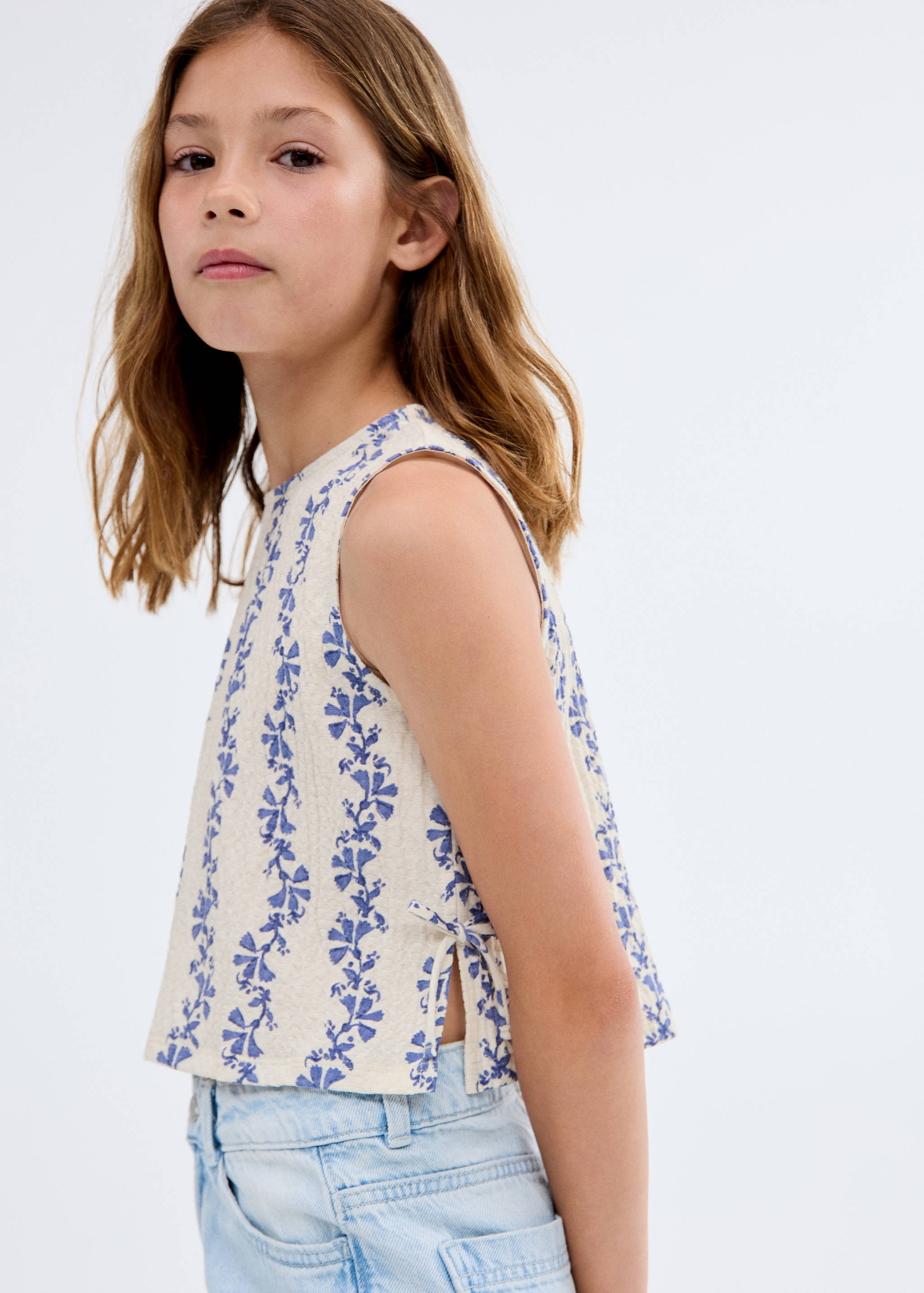 Gemusterte Bluse mit Schleifendetails - Mittlere Ansicht