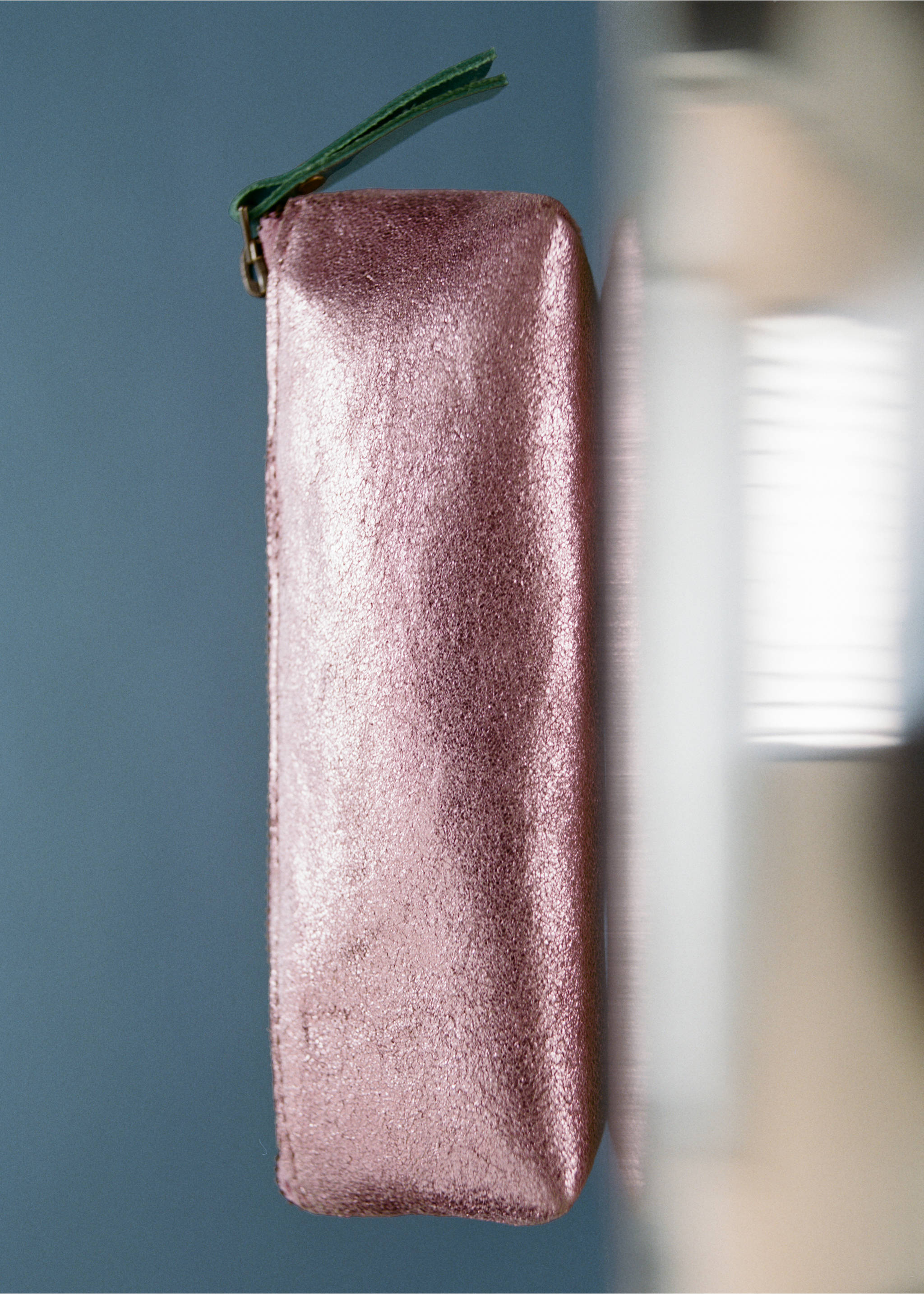 Estojo de pele com efeito metalizado - Pormenor do artigo 5, Rosa. Ref: 17033300-00.