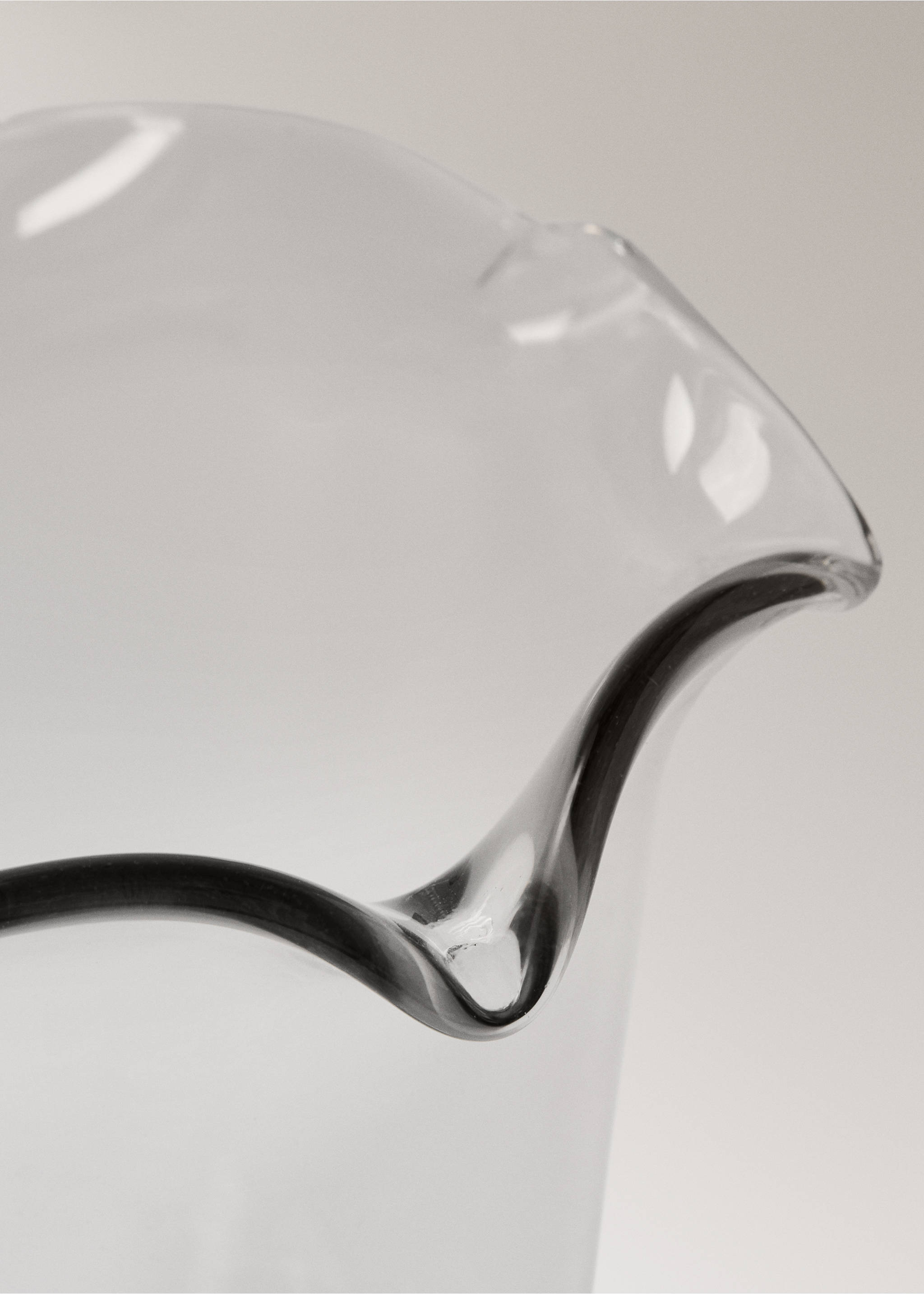 Recycled glass vase with waves - Details of the article 2, Ice Grey. Ref: 17033322-00.