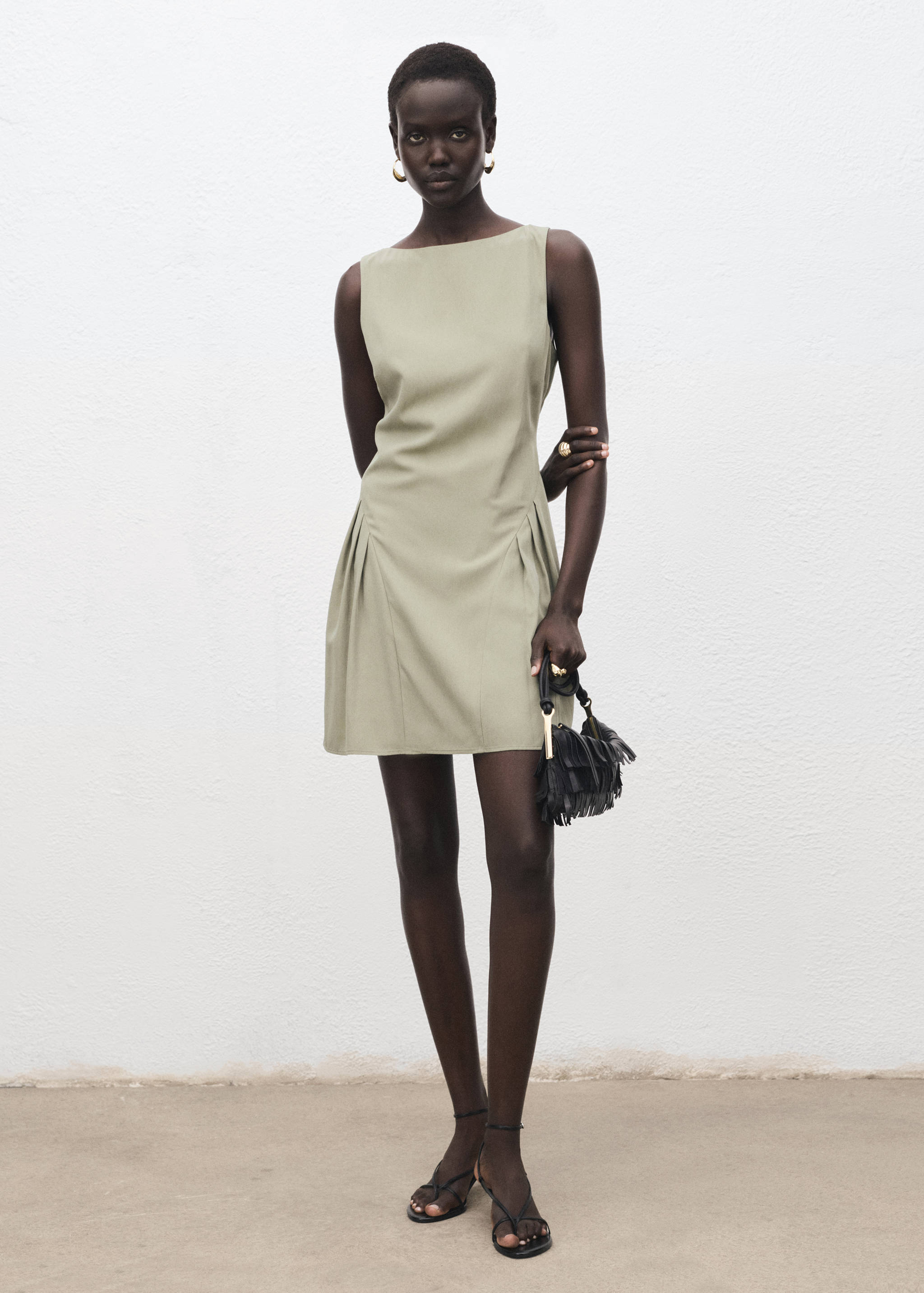 Boat-neck dress with pleats - General plane