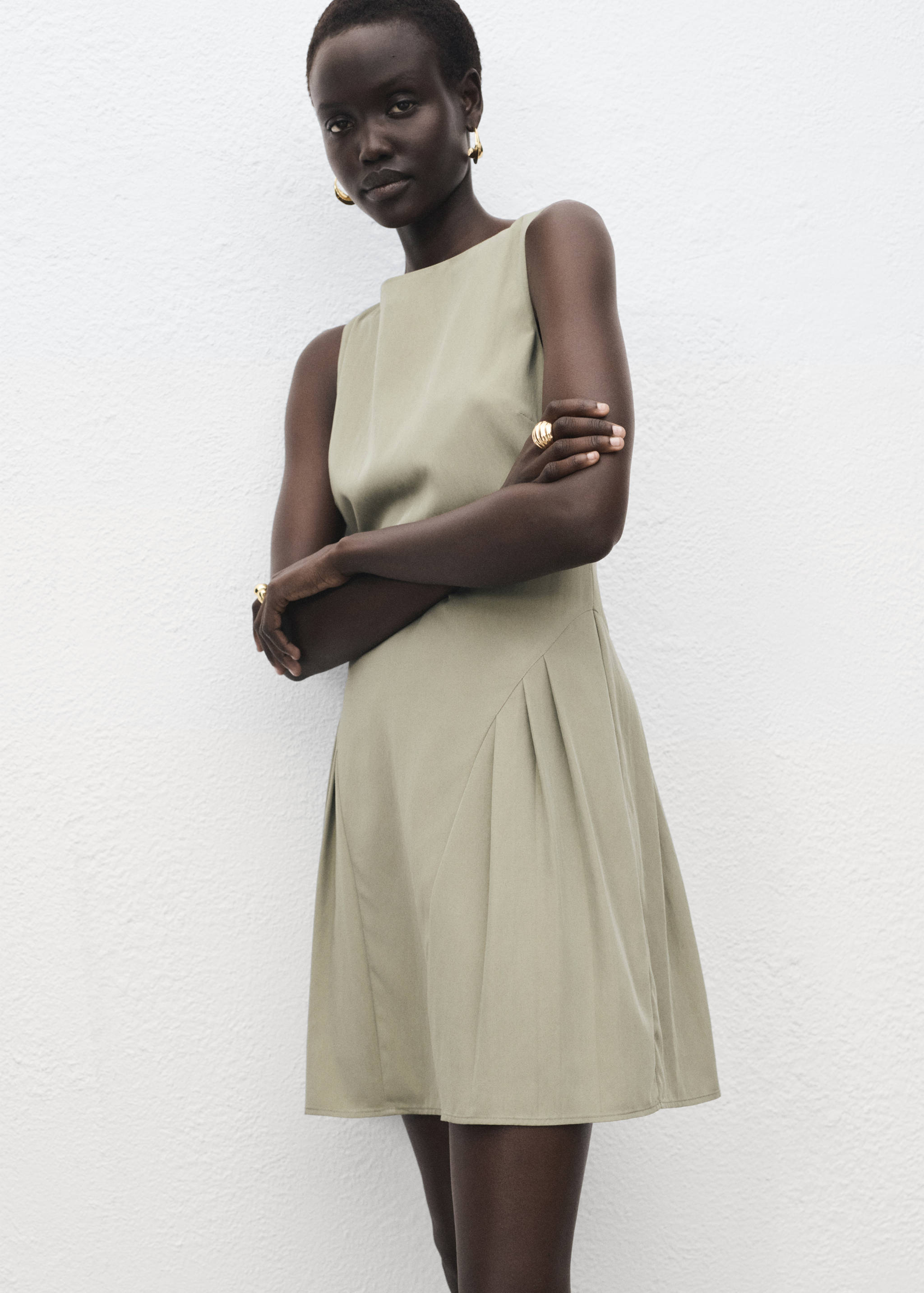 Boat-neck dress with pleats - Medium plane
