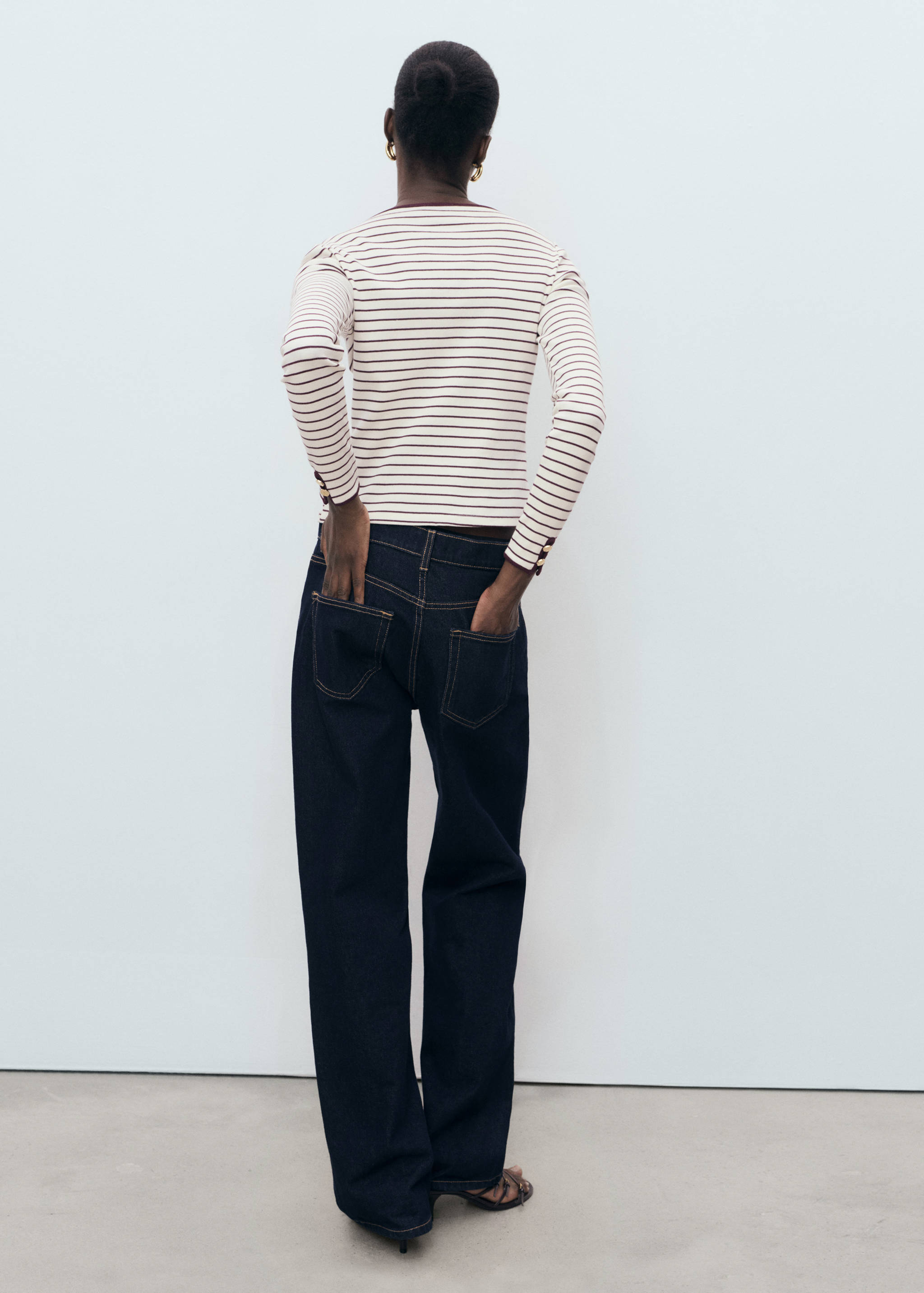 Cotton t-shirt with buttoned cuffs - Reverse of the article