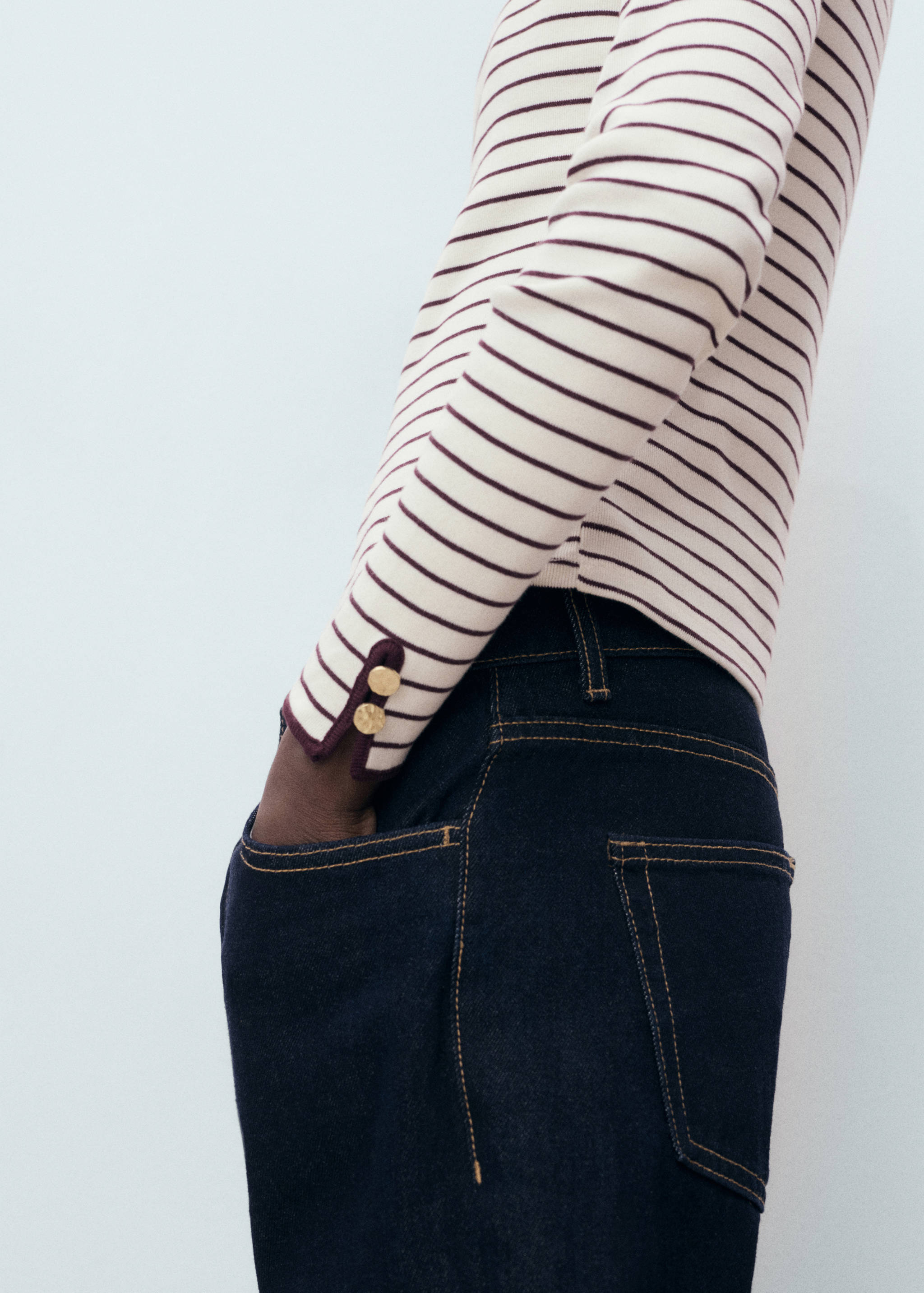 Cotton t-shirt with buttoned cuffs - Details of the article 3