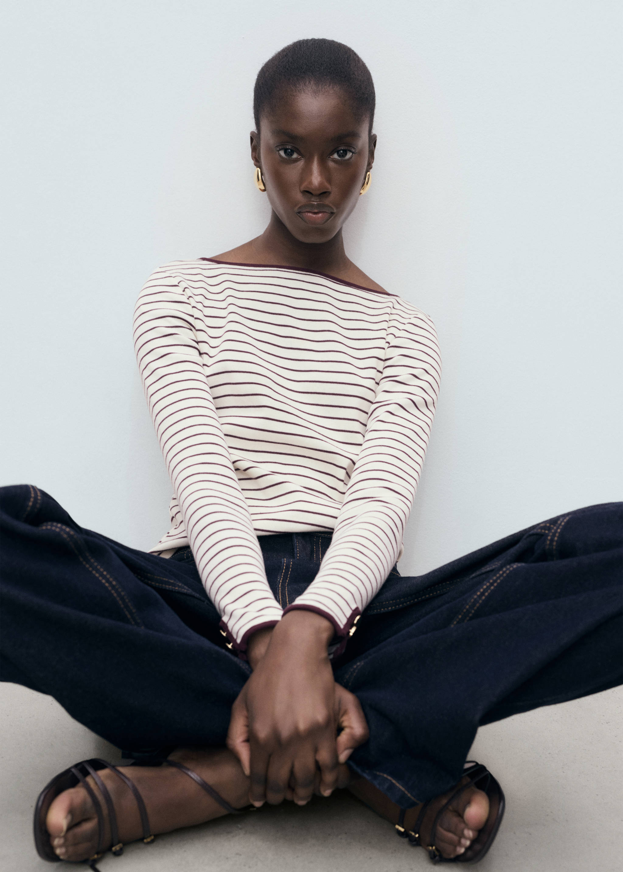 Cotton t-shirt with buttoned cuffs - Details of the article 2