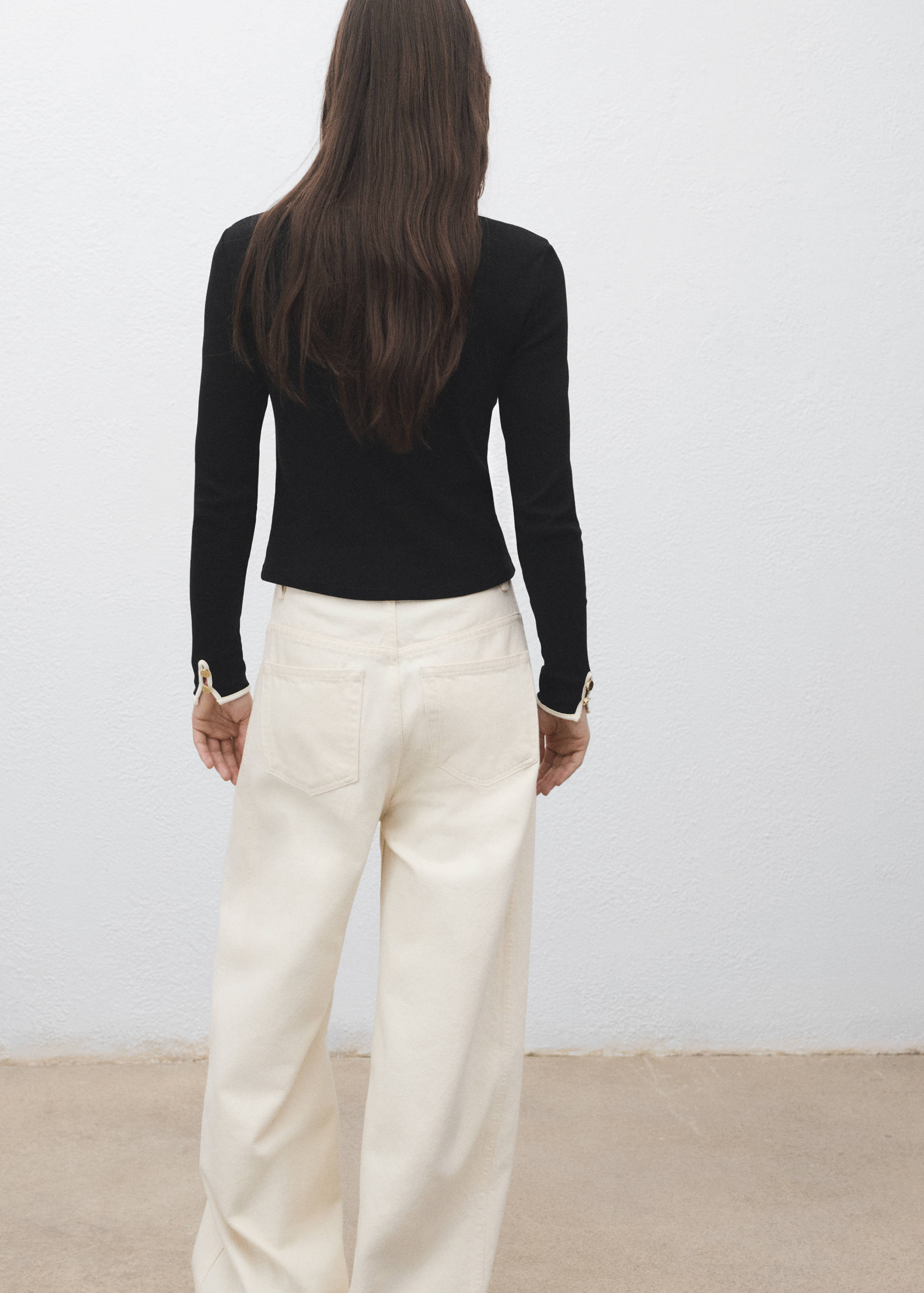 Cotton t-shirt with buttoned cuffs - Reverse of the article
